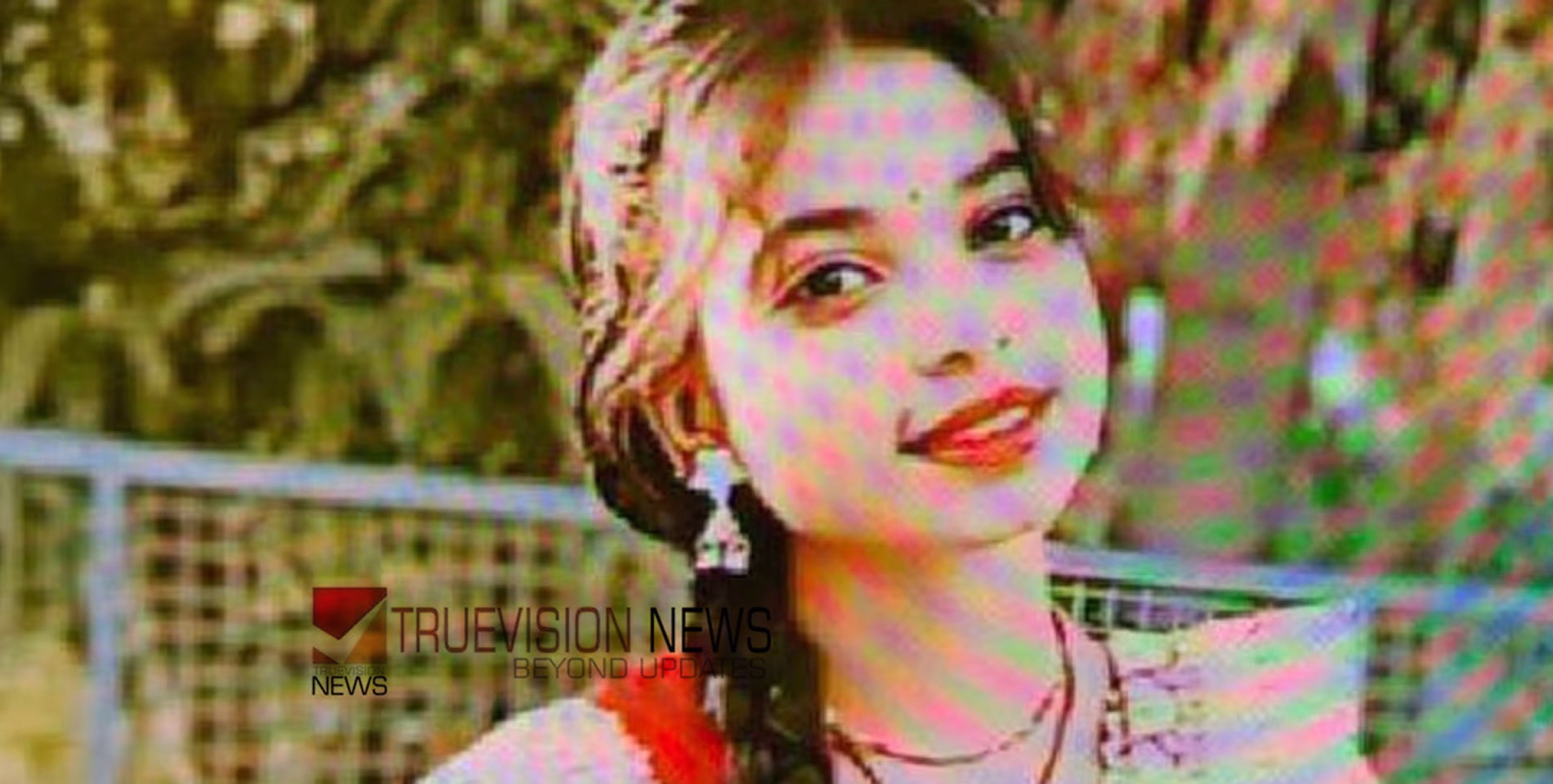 പട്ടാപ്പകലിലെ അരുംകൊല; പത്തൊമ്പതുകാരിയുടെ നെഞ്ചിൽ കയറിയിരുന്ന് കഴുത്തറത്തു; കൊലപാതത്തിന്റെ ഞെട്ടിക്കുന്ന ദൃശ്യങ്ങൾ പുറത്ത്