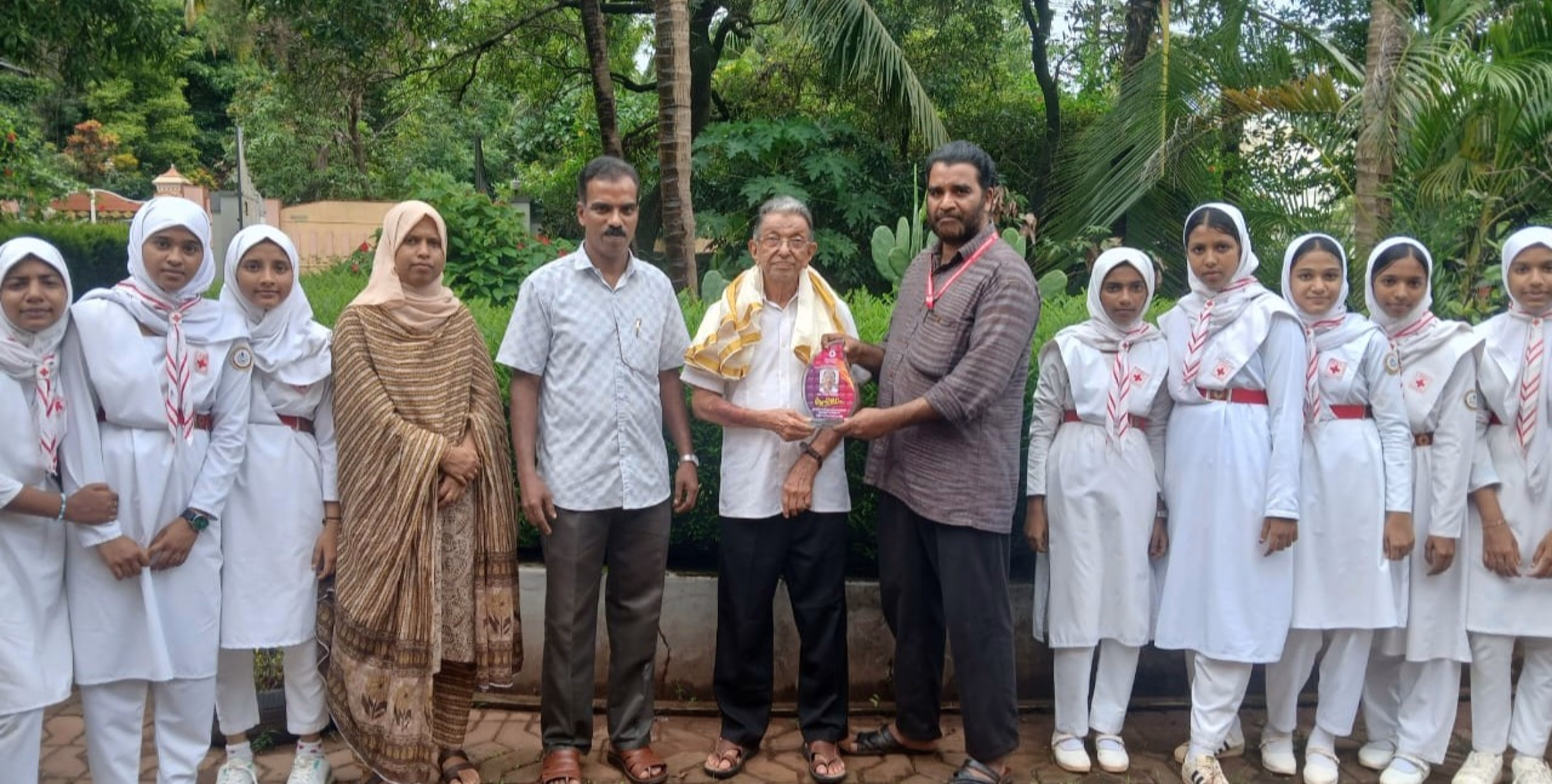 തളിപ്പറമ്പിന്റെ സ്വന്തം ഡോക്ടർക്ക് ആദരം നൽകി ജൂനിയർ റെഡ്ക്രോസ് തളിപ്പറമ്പ് നോർത്ത് ഉപജില്ല  