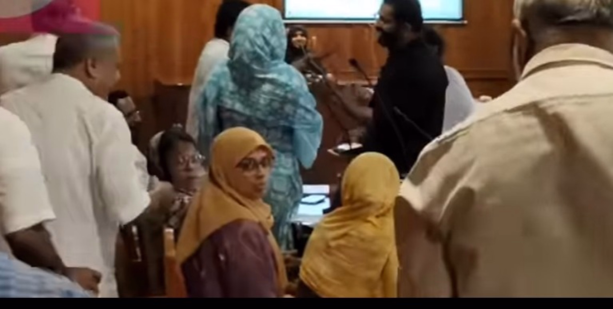 തളിപ്പറമ്പ് നഗരസഭ കൗൺസിൽ യോഗം: ആക്രി വില്പനയിലെ ക്രമക്കേടിൽ വാക്ക് പോരും കയ്യാങ്കളിയും