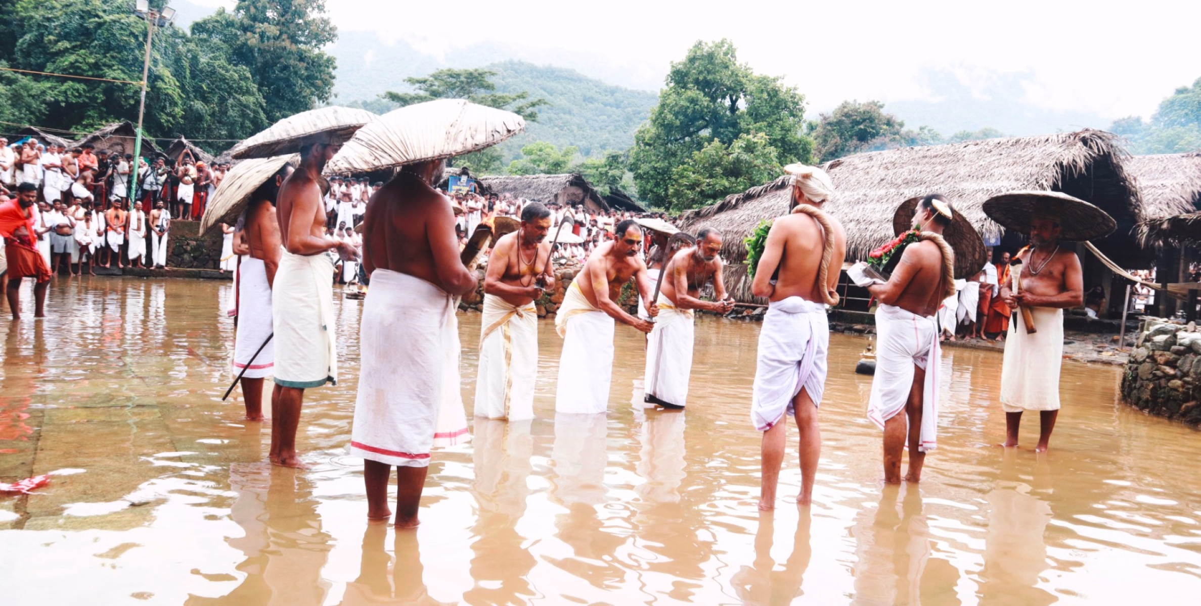  കൊട്ടിയൂർ വൈശാഖോത്സവത്തിൽ വാളാട്ടവും കുടിപതികളുടെ തേങ്ങയേറും നടന്നു; നാളെ തൃക്കലശാട്ട്