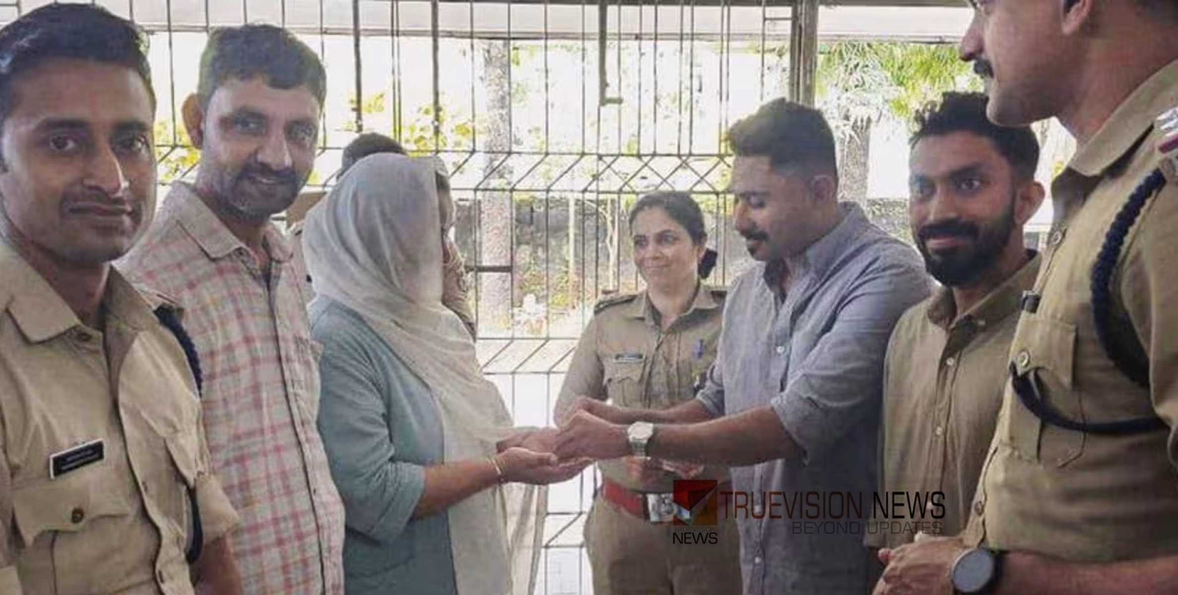 സ്വർണം കണ്ട് കണ്ണ് മഞ്ഞളിപ്പിച്ചില്ല, കോഴിക്കോട് ബാലുശ്ശേരിയിൽ വീണുകിട്ടിയ സ്വർണം പൊലീസിനെ ഏൽപിച്ച് യുവാക്കള്‍, ഉടമയ്‌ക്കു കൈമാറി