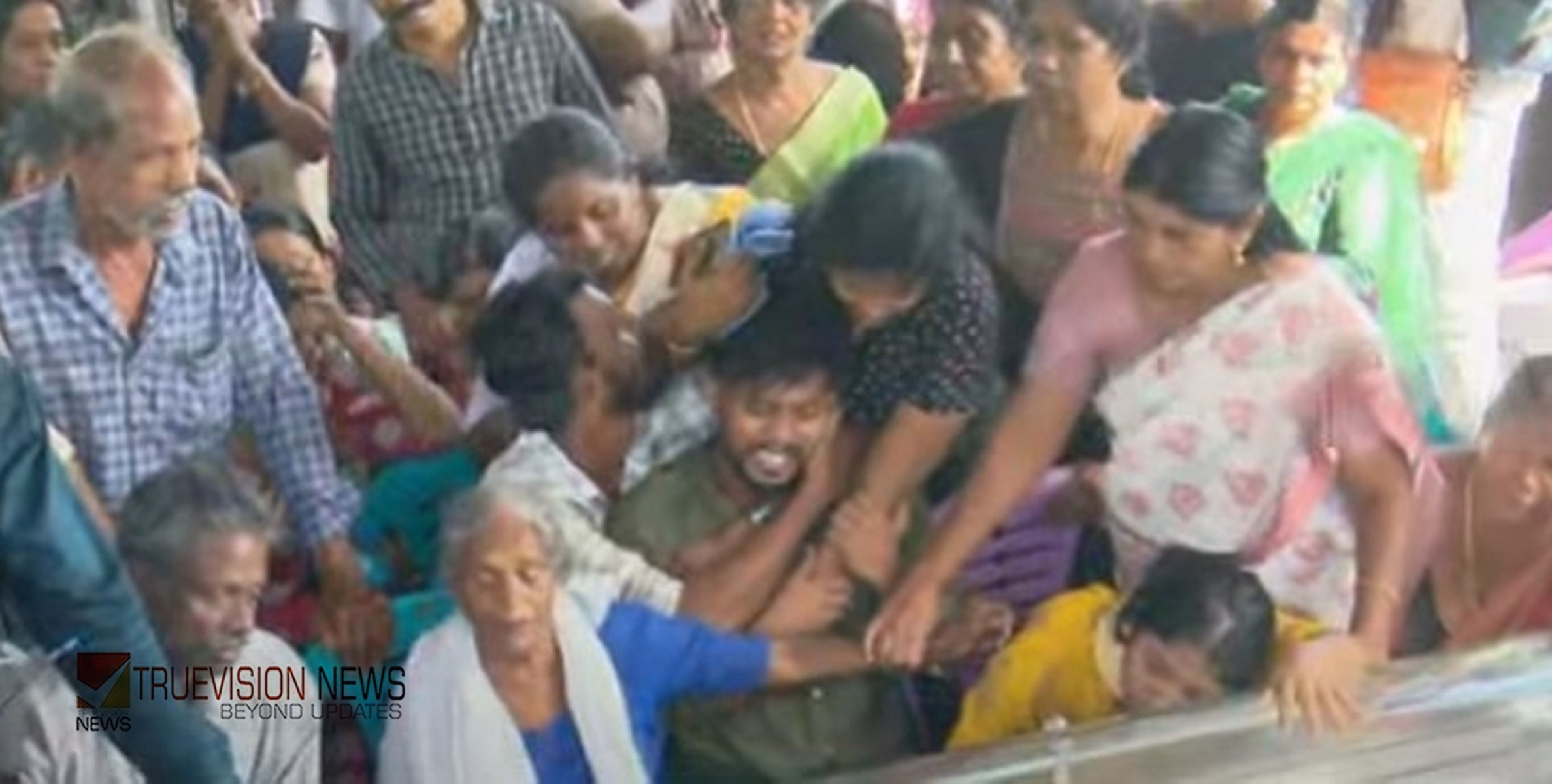 ആശുപത്രി കെട്ടിടം തകർന്ന് വീണ് മരിച്ച ബിന്ദുവിൻ്റെ സംസ്കാരം 11മണിക്ക് ശേഷം  ; ആരോഗ്യമന്ത്രിക്കെതിരെ കൊലക്കുറ്റത്തിന് കേസെടുക്കണമെന്ന് കോൺഗ്രസ്