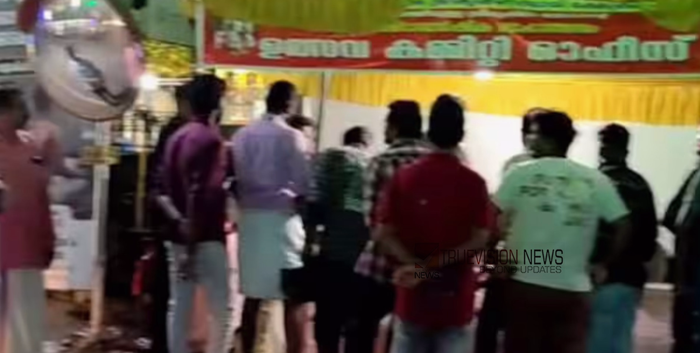 കൊല്ലത്ത് ക്ഷേത്രത്തിൽ ഉത്സവത്തിനിടെ സംഘർഷം; ക്ഷേത്ര കമ്മിറ്റി പ്രസിഡന്റിന് തലയ്ക്ക് ചുറ്റിക കൊണ്ട് അടിയേറ്റു
