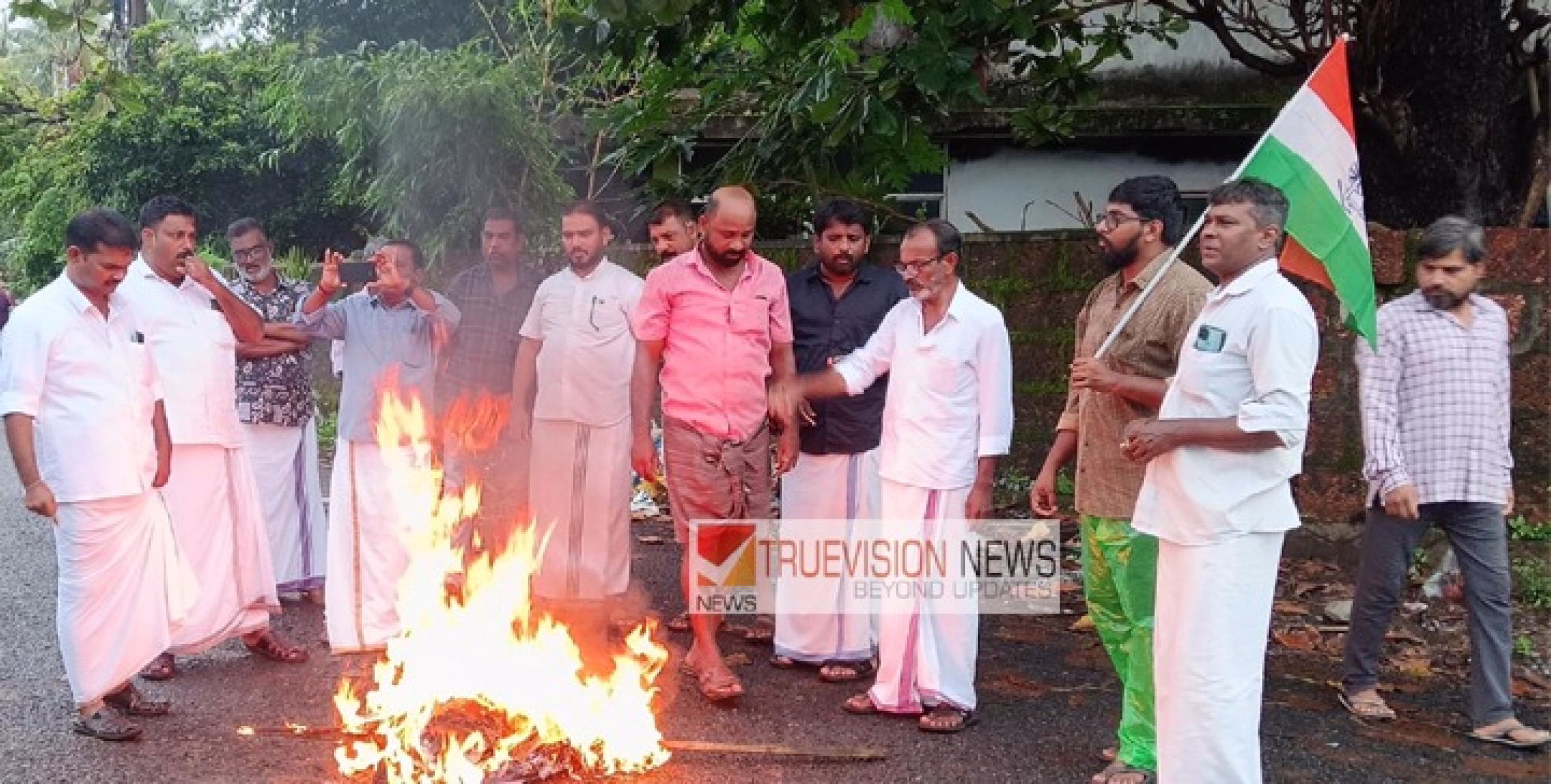 തലശേരിയിൽ  ഫിഷറീസ് മന്ത്രി സജി ചെറിയാൻ്റെ കോലം കത്തിച്ചു.