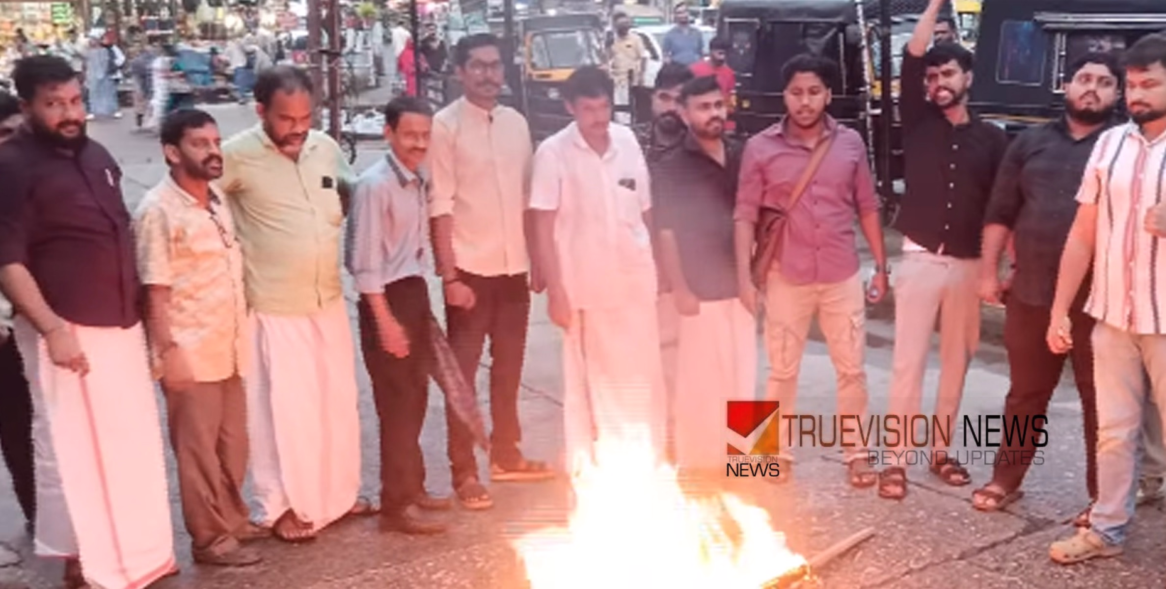 വടകരയിൽ പ്രകടനം; ആരോഗ്യമന്ത്രിയുടെ കോലം കത്തിച്ച് യൂത്ത് കോണ്‍ഗ്രസ് പ്രതിഷേധം 