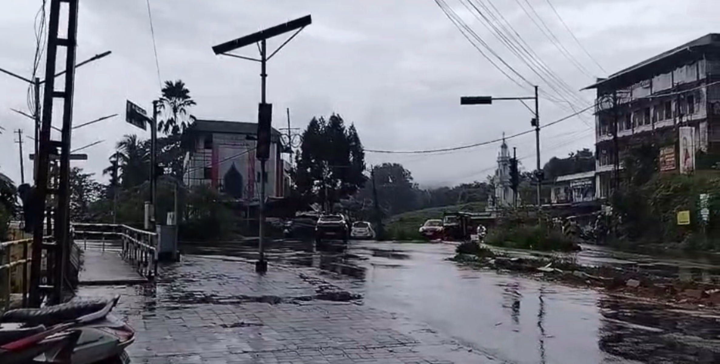 വാഹനം കയറി തകർന്ന ഇരിട്ടി പാലം സിഗ്നൽ ഡിവൈഡറിൽ സുരക്ഷാ മുന്നറിയിപ്പുകൾ ഇല്ലാത്തതിനാൽ അപകടം പതിവാകുന്നു 