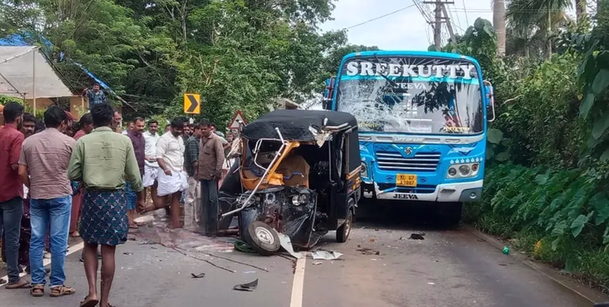  സ്വകാര്യ ബസും ഓട്ടോയും കൂട്ടിയിടിച്ച് സ്ത്രീ മരിച്ചു