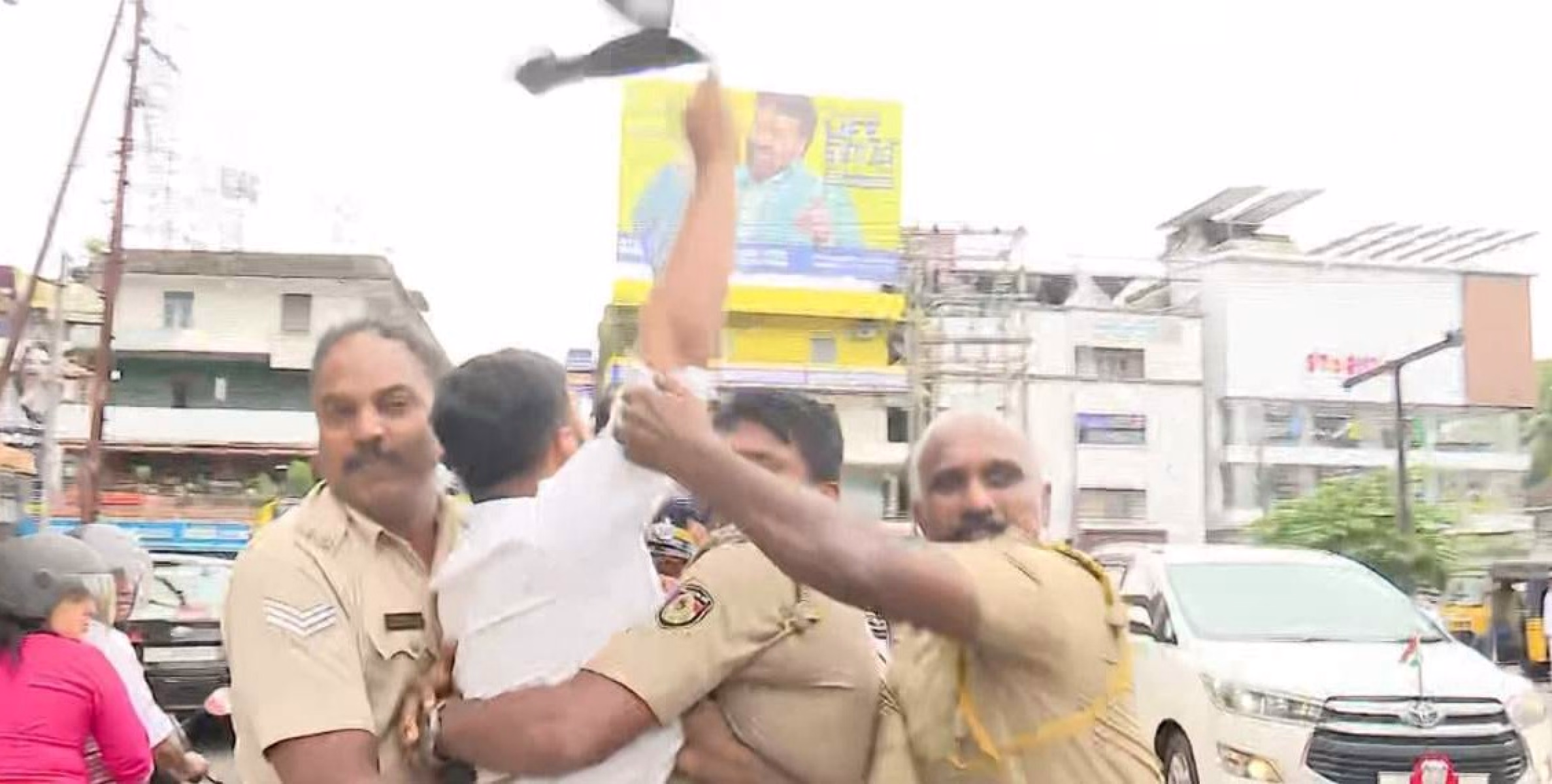 കണ്ണൂരില്‍ ഗവര്‍ണര്‍ക്ക് നേരെ കെഎസ്‌യു കരിങ്കൊടി വീശി