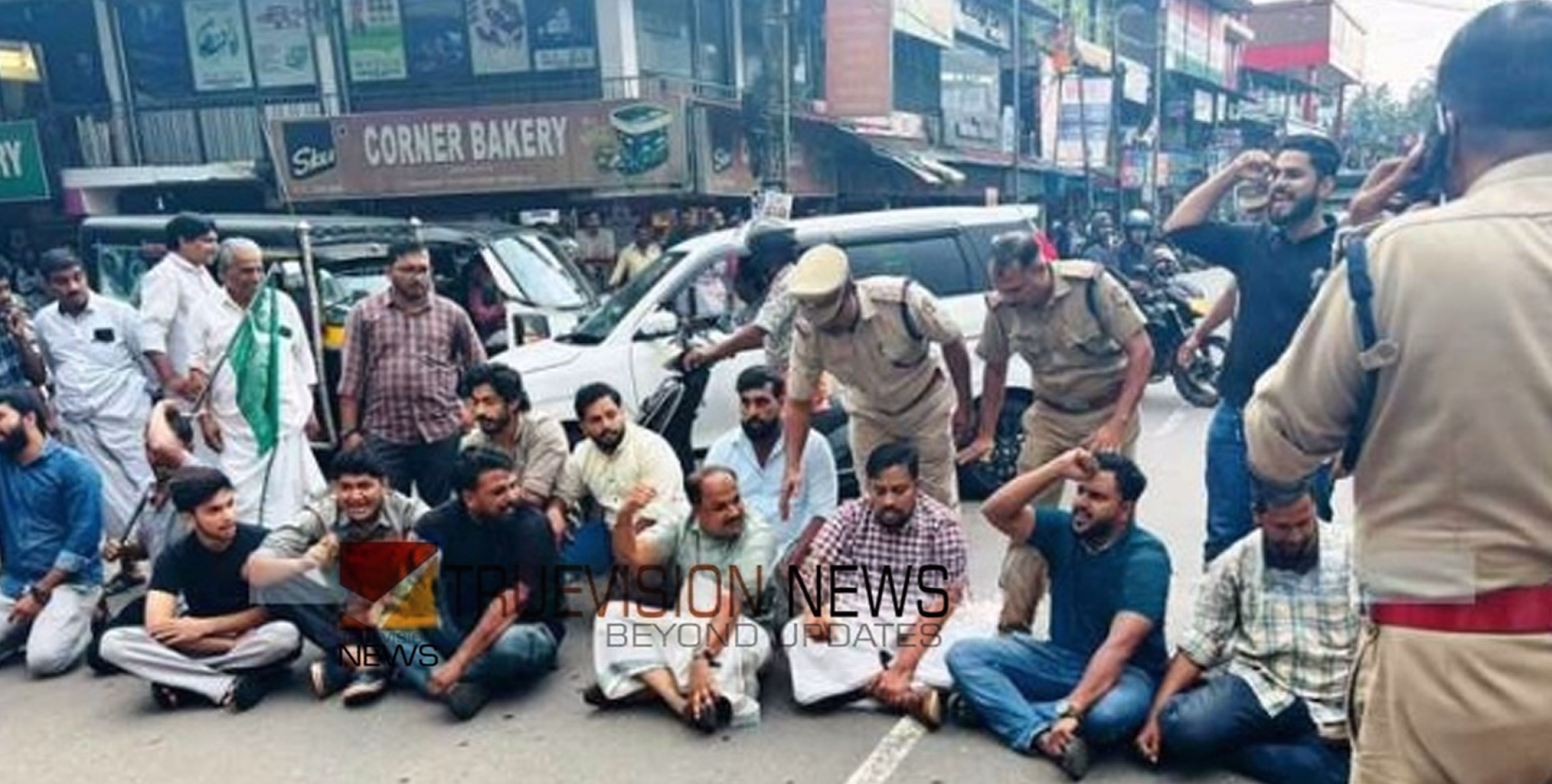 റോഡ് ഉപരോധിച്ചു; ആയഞ്ചേരിയില്‍ യൂത്ത് ലീഗിന്റെ പ്രതിഷേധം 