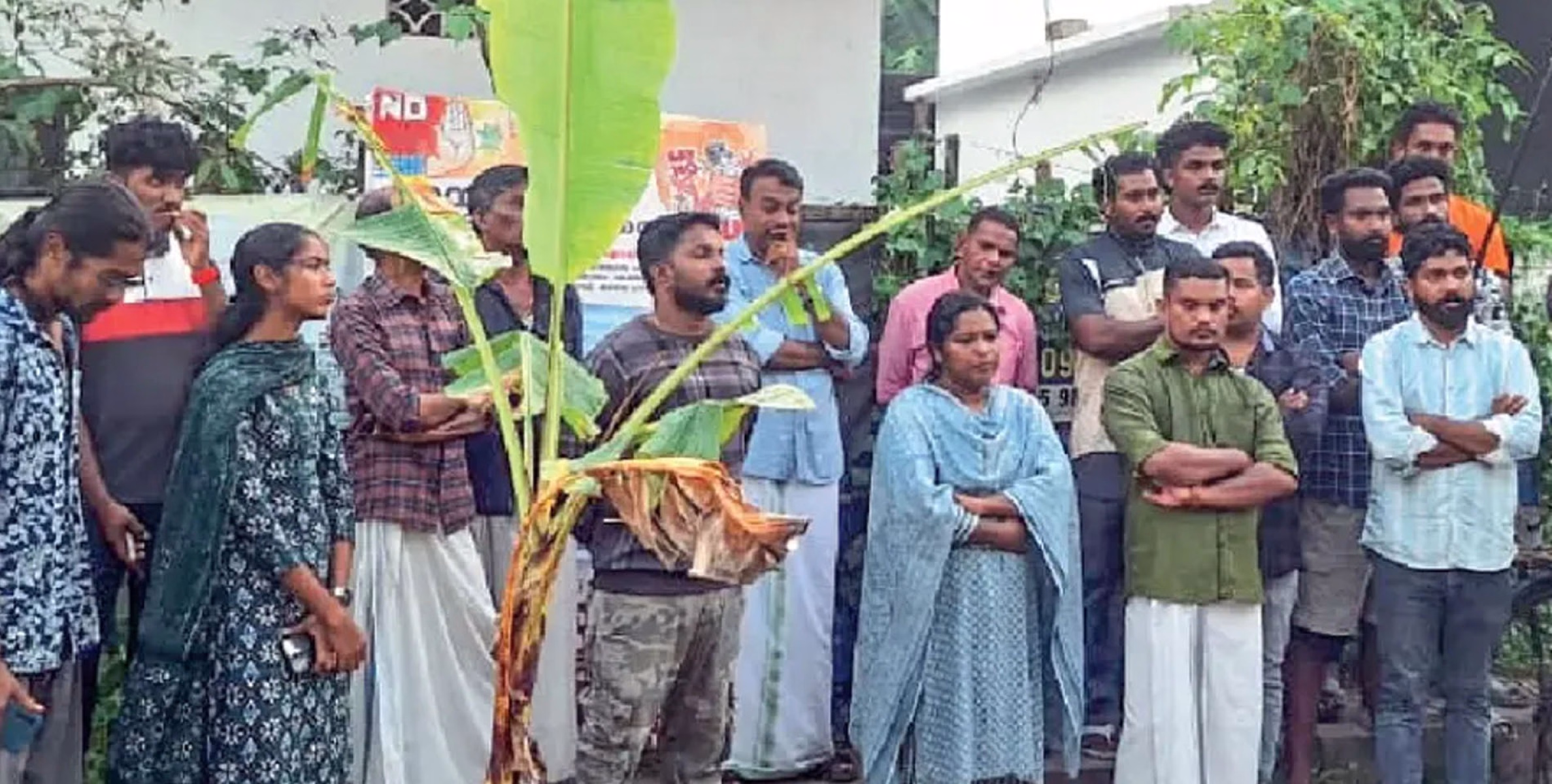 റോഡിലെ കുഴിയിൽ വാഴനട്ട് പ്രതിഷേധിച്ചു