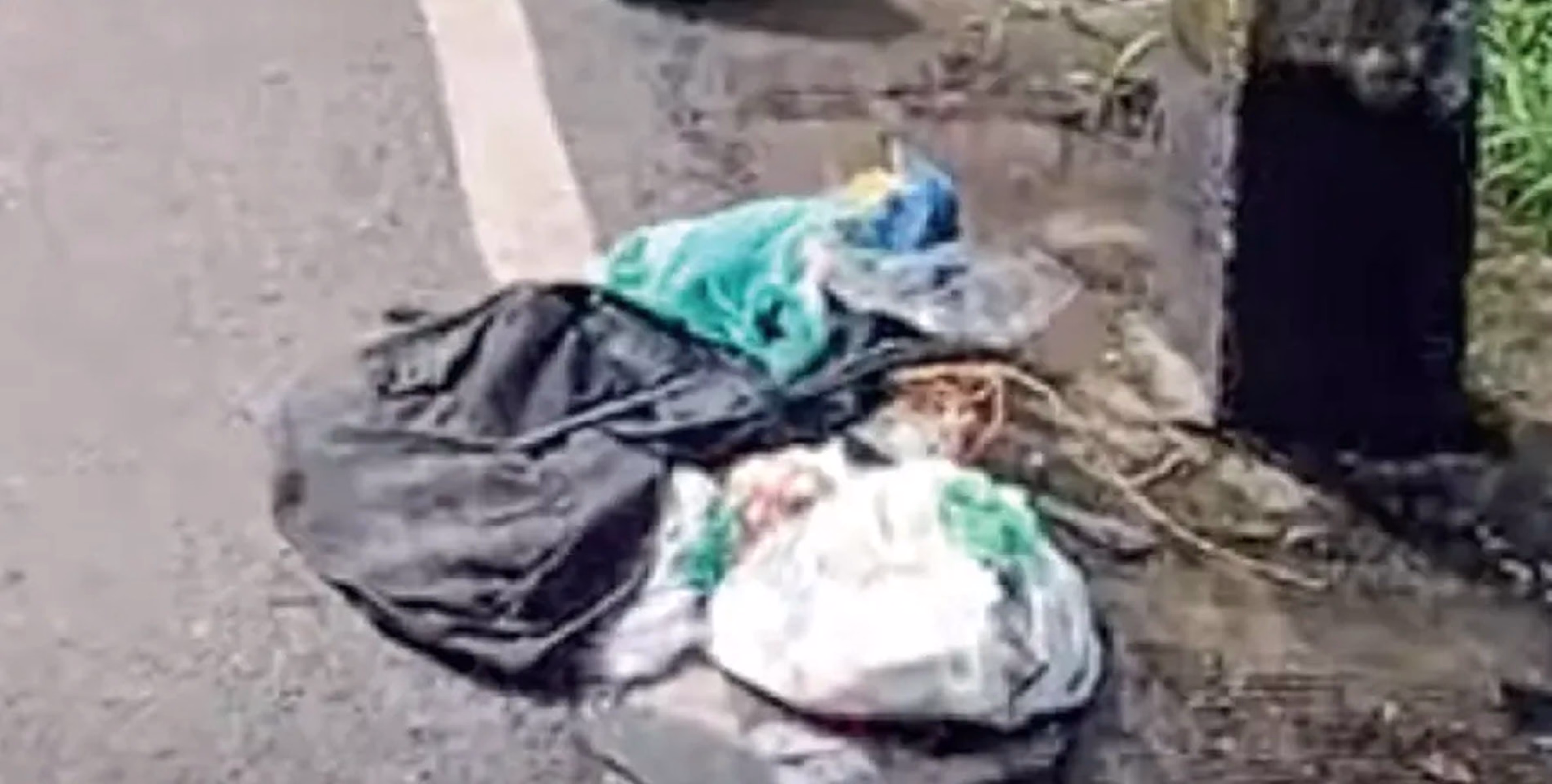 എത്ര കിട്ടിയാലും പഠിക്കില്ല ; റോഡിൽ  മാലിന്യം തള്ളിയതിൽ പ്രതിഷേധം  