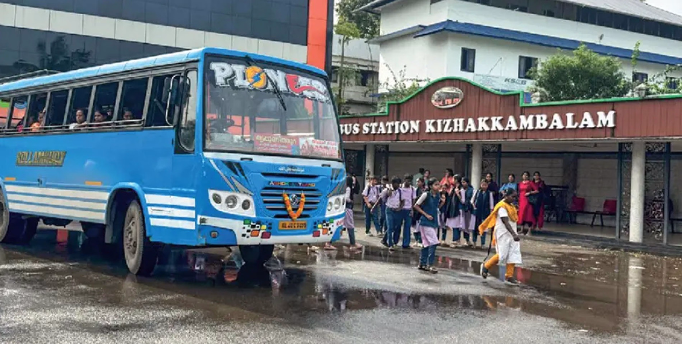 നാലുവർഷത്തെ കാത്തിരിപ്പ്‌ ; കിഴക്കമ്പലം സ്റ്റാൻഡിൽ  സ്വകാര്യ ബസുകൾ പ്രവേശിച്ചു 