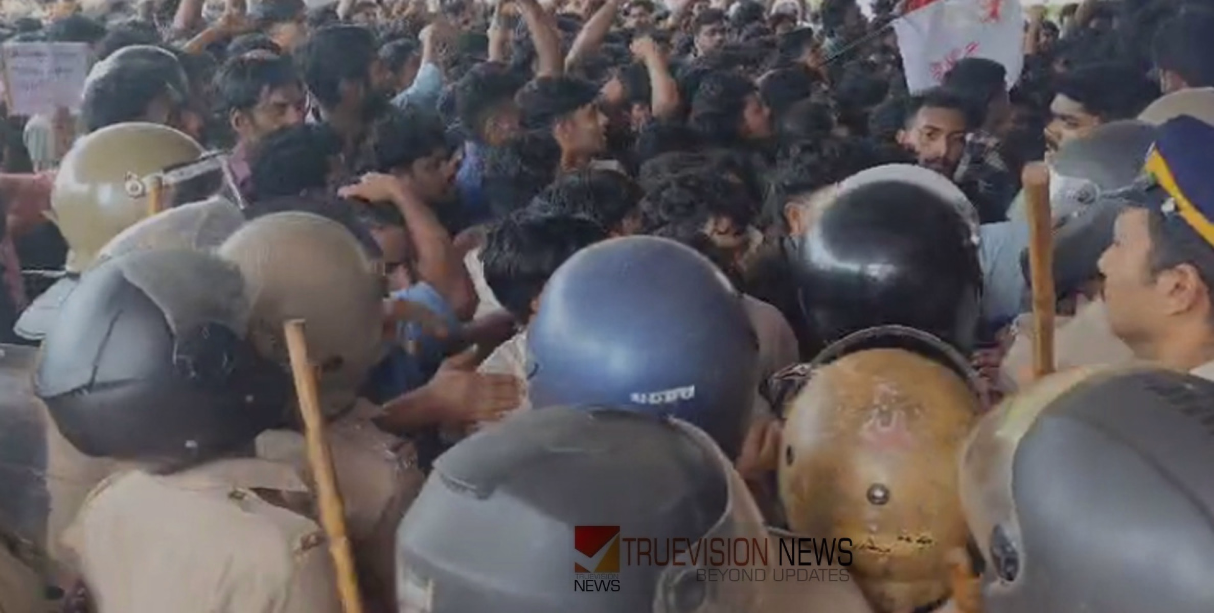 'സർവകലാശാലകൾ കാവിവത്ക്കരിക്കുന്നു'; ഗവര്‍ണര്‍ക്കെതിരേ പ്രതിഷേധം കടുപ്പിച്ച് എസ്എഫ്‌ഐ, കണ്ണൂരും കോഴിക്കോട്ടും സംഘര്‍ഷം