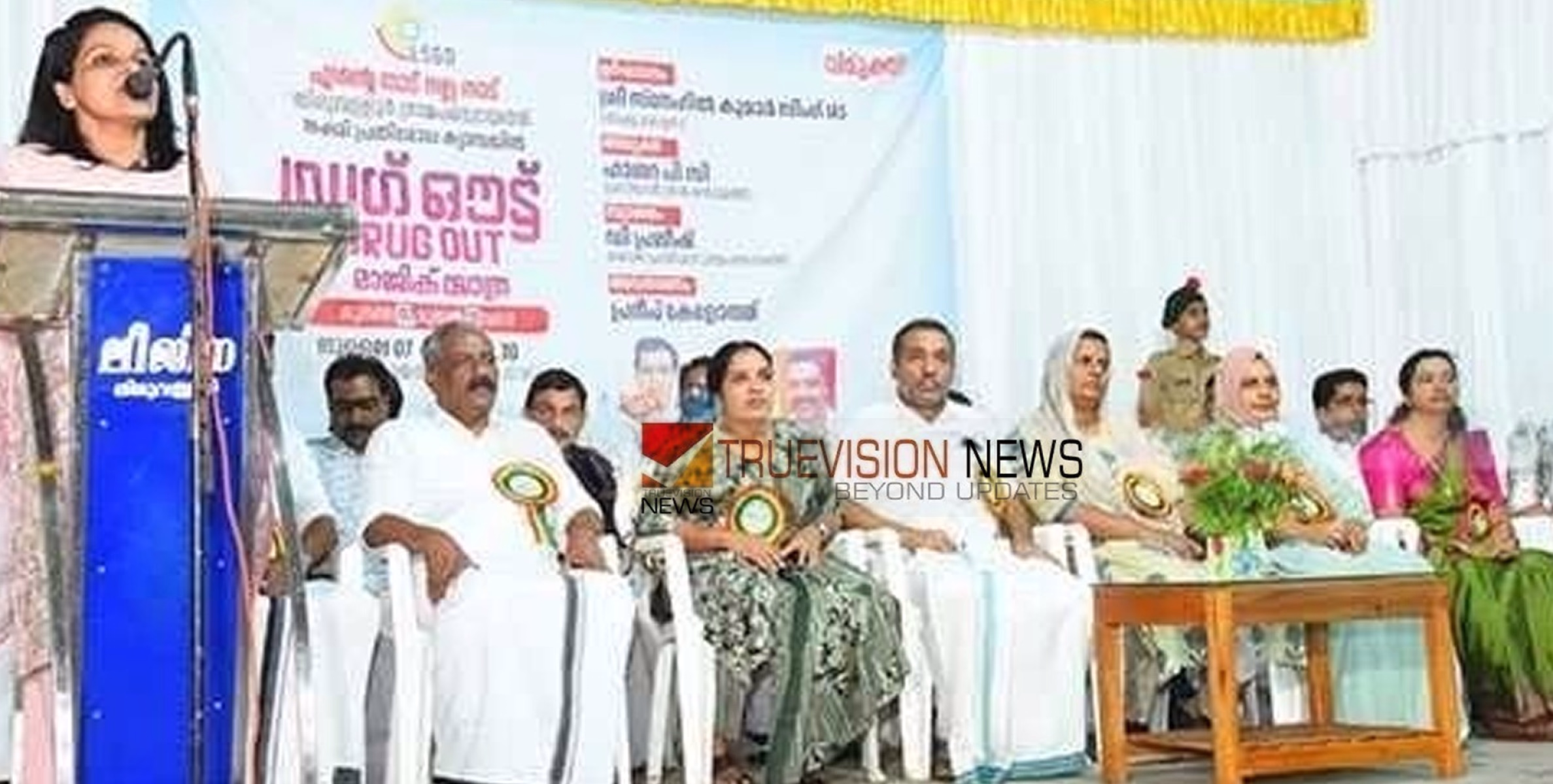  'എന്റെ നാട് നല്ല നാട്'; തിരുവള്ളൂരിൽ ലഹരിക്കെതിരെ ഡ്രഗ് ‌ഔട്ട് മാജിക് പ്രദർശനയാത്ര 