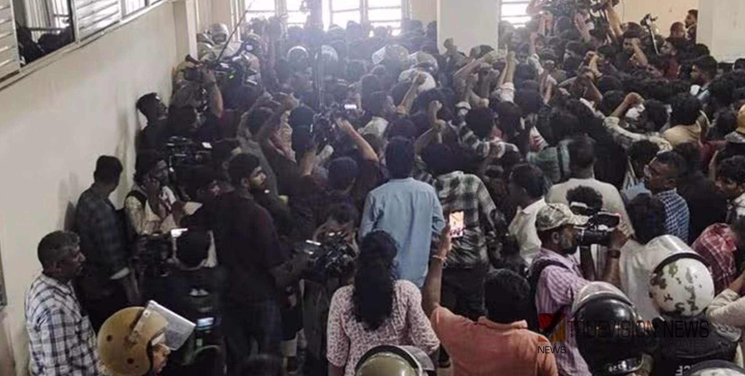 ഗവർണർക്കെതിരായ പ്രതിഷേധം; കേരള സർവകലാശാലയിലേക്ക് ഇരച്ചു കയറി എസ് എഫ് ഐ പ്രവർത്തകർ