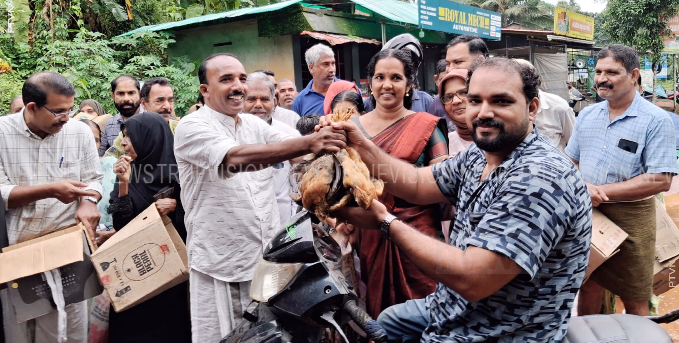 അടുക്കള മുറ്റത്തെ കോഴി വളര്‍ത്തല്‍;  കോഴികളെ വിതരണം ചെയ്തു