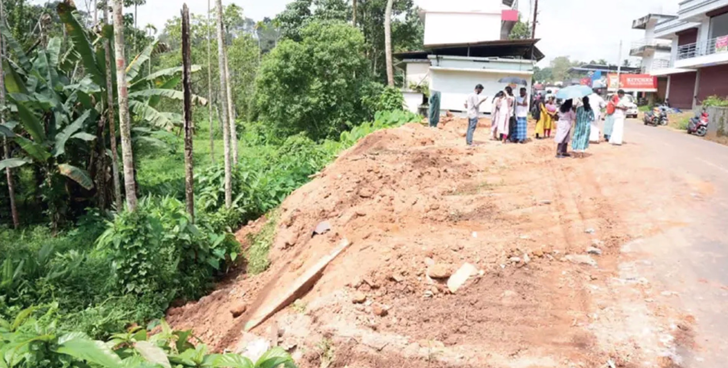 പാമ്പാക്കുടയിൽ കക്കൂസ്‌മാലിന്യം  തള്ളിയശേഷം തോട് മണ്ണിട്ടുനികത്തി 