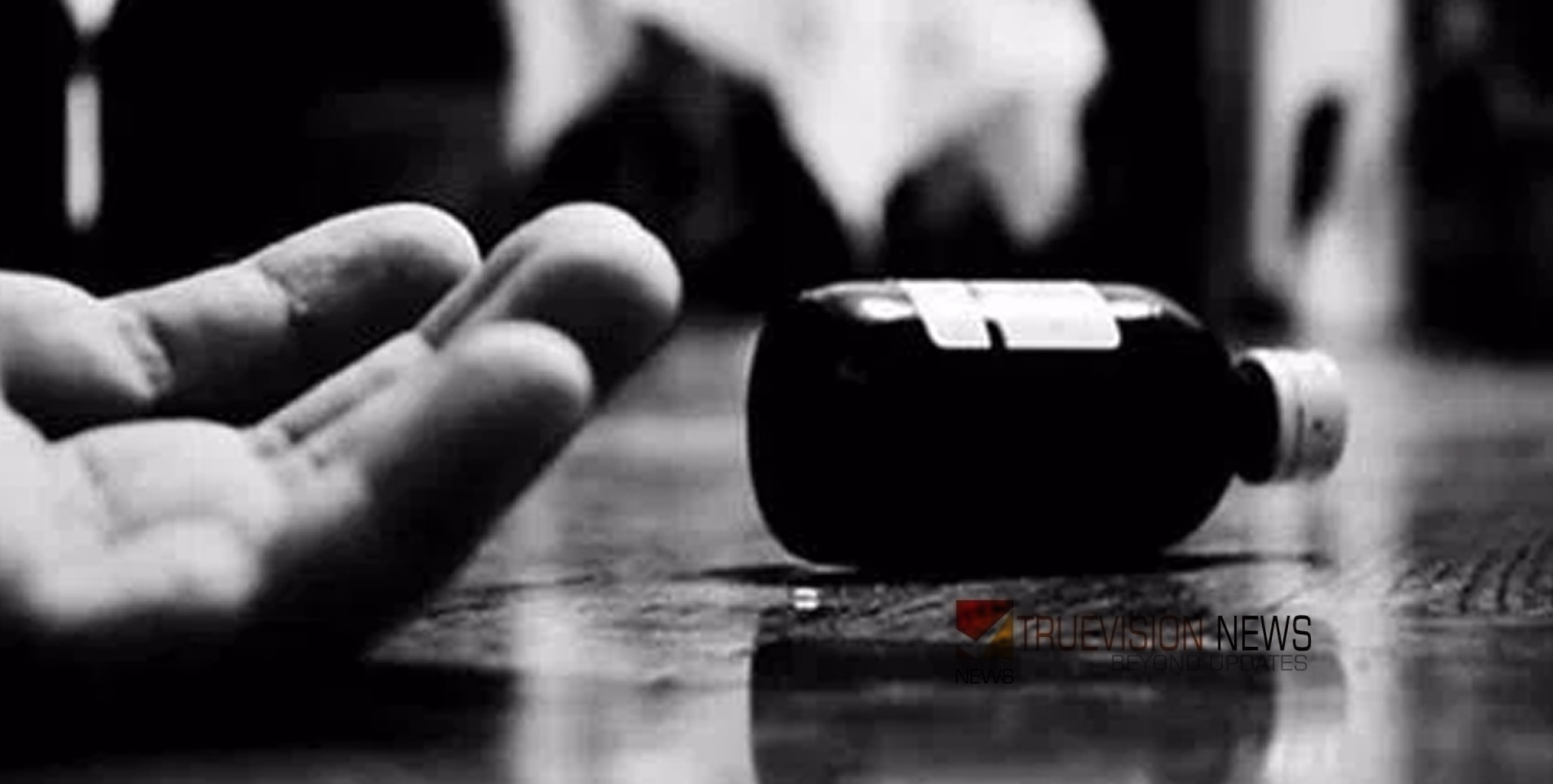 ആത്മഹത്യാക്കുറിപ്പിൽ ഭാര്യയുടെയും ആൺസുഹൃത്തിൻ്റെയും പേര്, പാലക്കാട്ടെ യുവാവിന്റെ ആത്മഹത്യ; പണം ചോദിച്ച് ഭീഷണിപ്പെടുത്തിയതായി കുടുംബം
