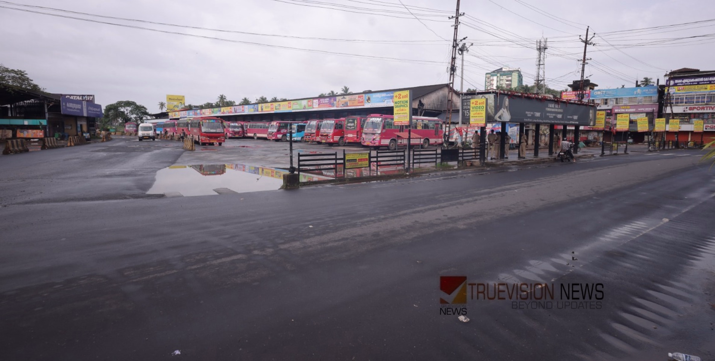 'ആഹാരം പോലും കഴിക്കാതെ ഇരിക്കുവാ.. ബസ് വിടുമെന്ന് സാർ പറഞ്ഞതല്ലേ ...'; മന്ത്രിയെ വിശ്വസിച്ച് ഇറങ്ങിയിട്ട് ബസ് കിട്ടിയില്ലെന്ന് രോഷത്തോടെ യാത്രക്കാർ
