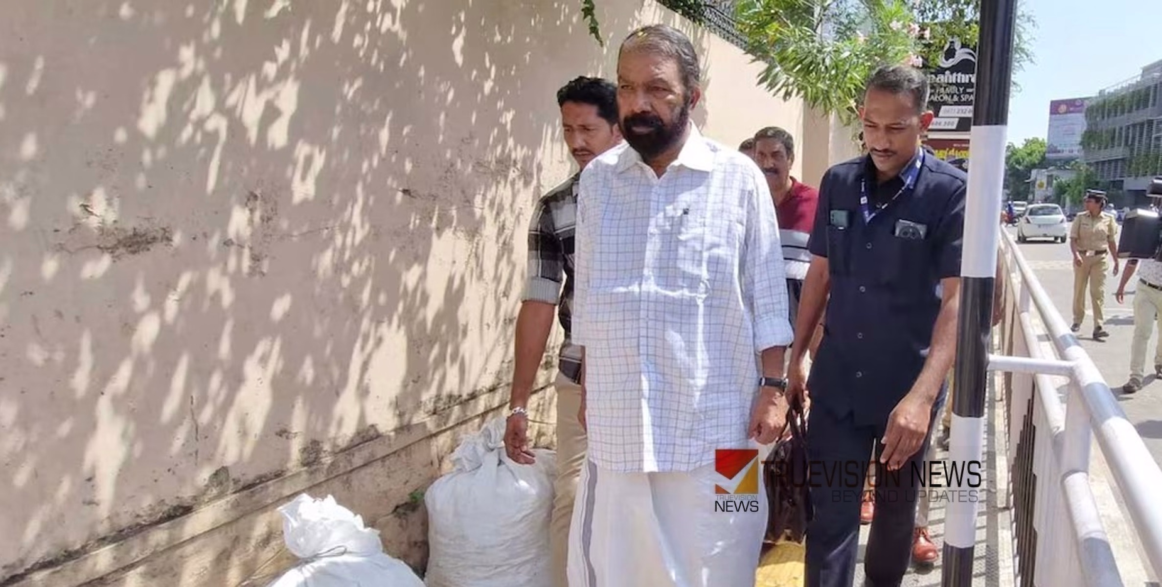 '​ഗണേഷിന്റേത് ഇടതുമുന്നണി നിലപാടല്ല', പണിമുടക്കിന് ഐക്യദാർഢ്യം; വീട്ടിൽനിന്ന് സിപിഎം ജില്ലാ കമ്മിറ്റി ഓഫിസിലേക്ക് നടന്ന് മന്ത്രി ശിവൻകുട്ടി