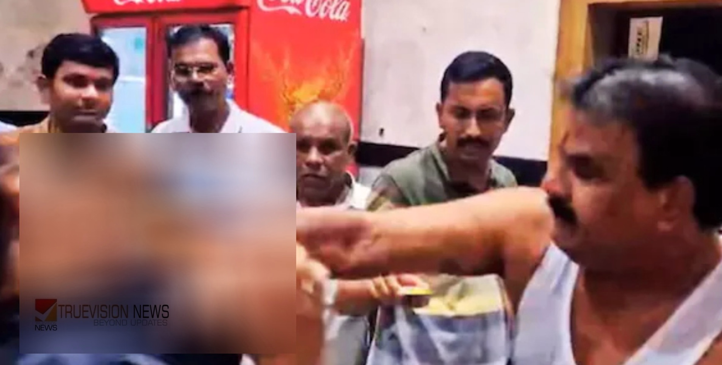 ഒരു സ്വാദില്ലല്ലോ....?  പരിപ്പ് കറിക്ക് ദുര്‍ഗന്ധമെന്ന് ആരോപണം; ക്യാൻ്റീൻ ജീവനക്കാരന് ശിവസേന എംഎല്‍എയുടെ മര്‍ദ്ദനം