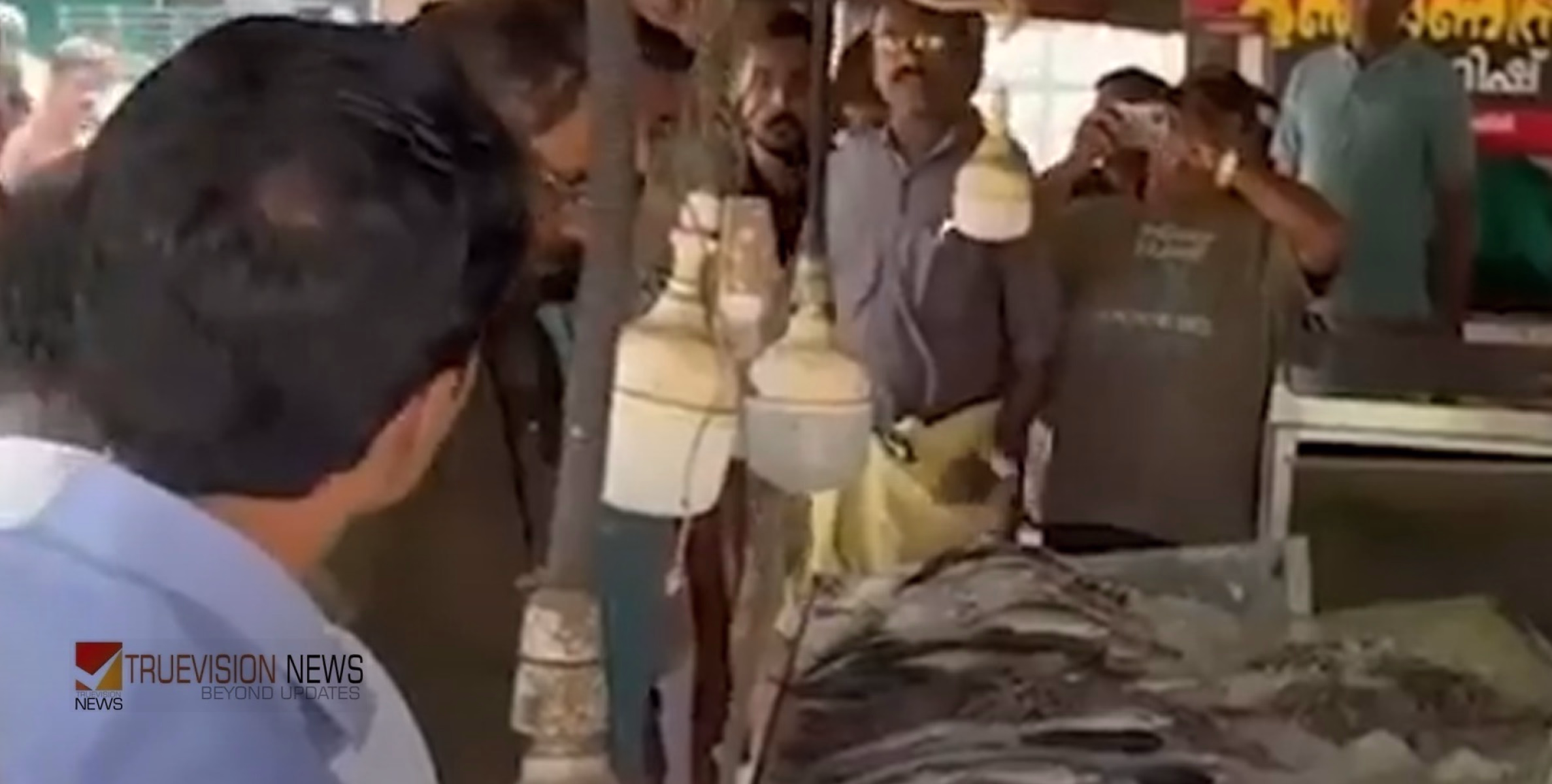 'അടച്ചില്ലെങ്കിൽ മണ്ണെണ്ണ ഒഴിച്ച് കത്തിക്കും'; കോഴിക്കോട് മുക്കത്ത് മീൻകടയ്ക്കുനേരെ സിപിഎം നേതാവിൻ്റെ ഭീഷണിയെന്ന് പരാതി 