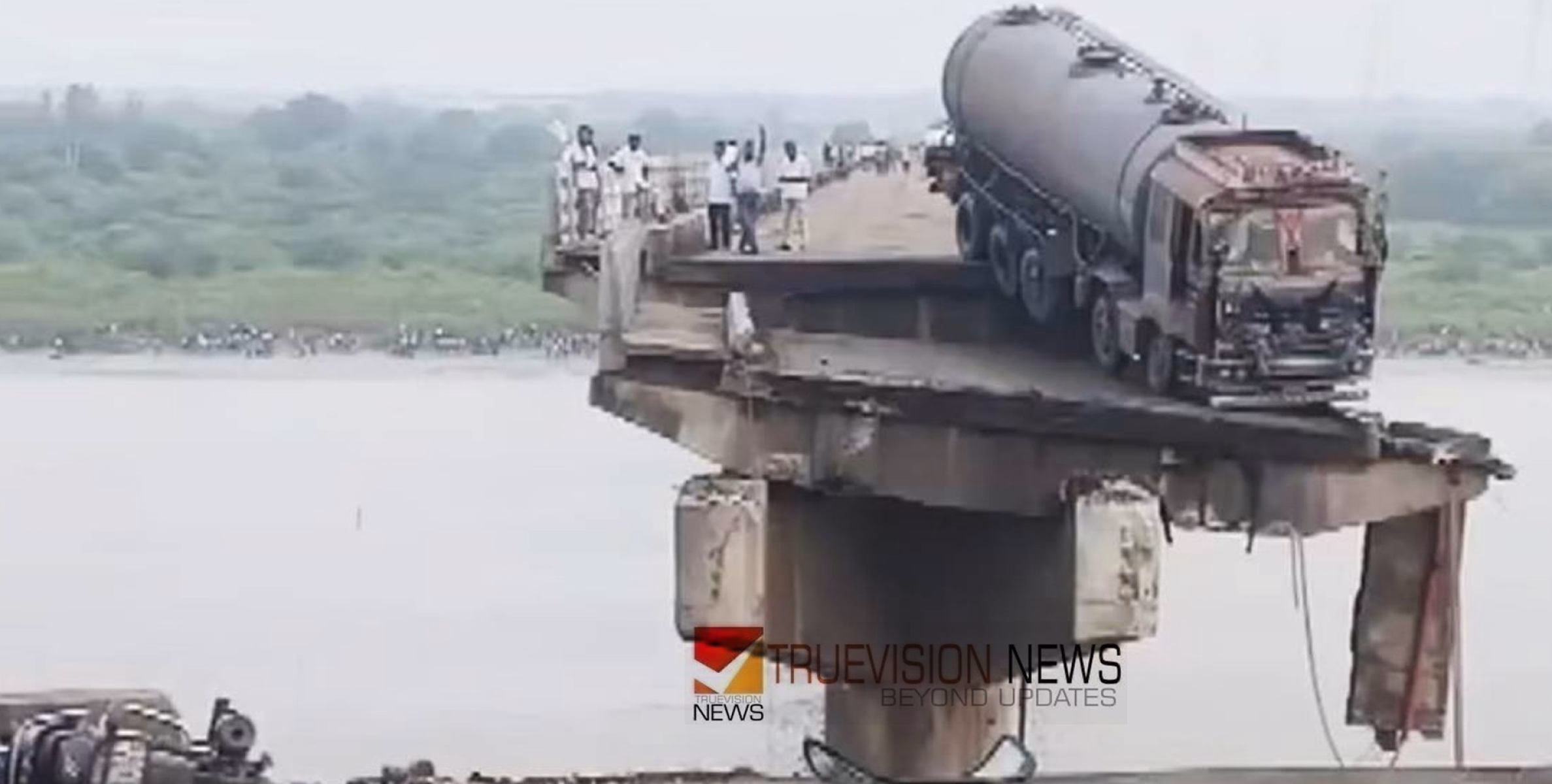 പാലം തകർന്ന് നദിയിലേക്ക് പതിച്ച് ഒൻപത് മരണം, അപകടത്തിൽപെട്ടത് നാല് വാഹനങ്ങൾ, സംഭവം ഗുജറാത്തിൽ
