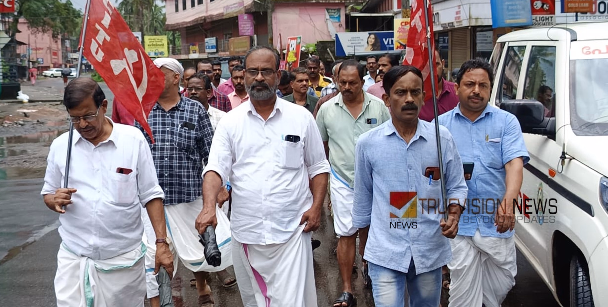 പോസ്റ്റ് ഓഫീസ് ധർണ്ണ; നാദാപുരം മേഖലയിൽ പണിമുടക്ക്  പൂർണം