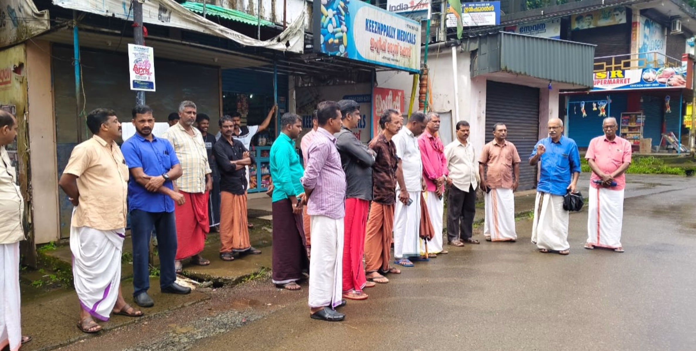 പണിമുടക്കിയ തൊഴിലാളികൾ കീഴ്പ്പള്ളിയിൽ പ്രകടനം നടത്തി