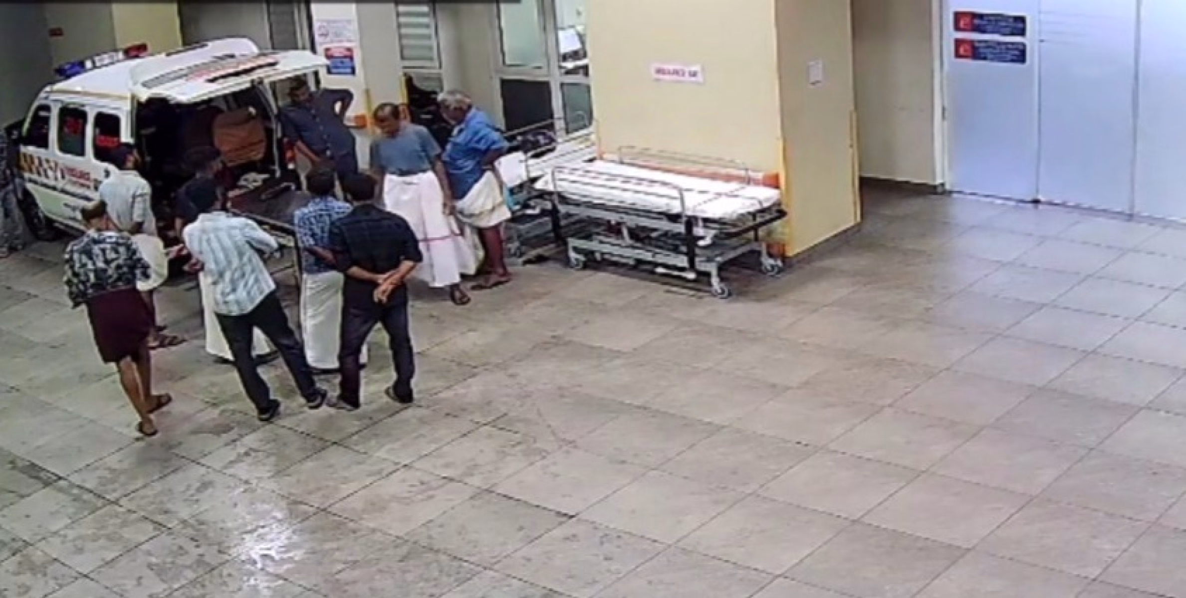 അപകടത്തിൽപ്പെട്ട യുവതിക്കു തുണയായത്  ആംബുലൻസ്ഡ്രൈവറുടെ കരുതൽ