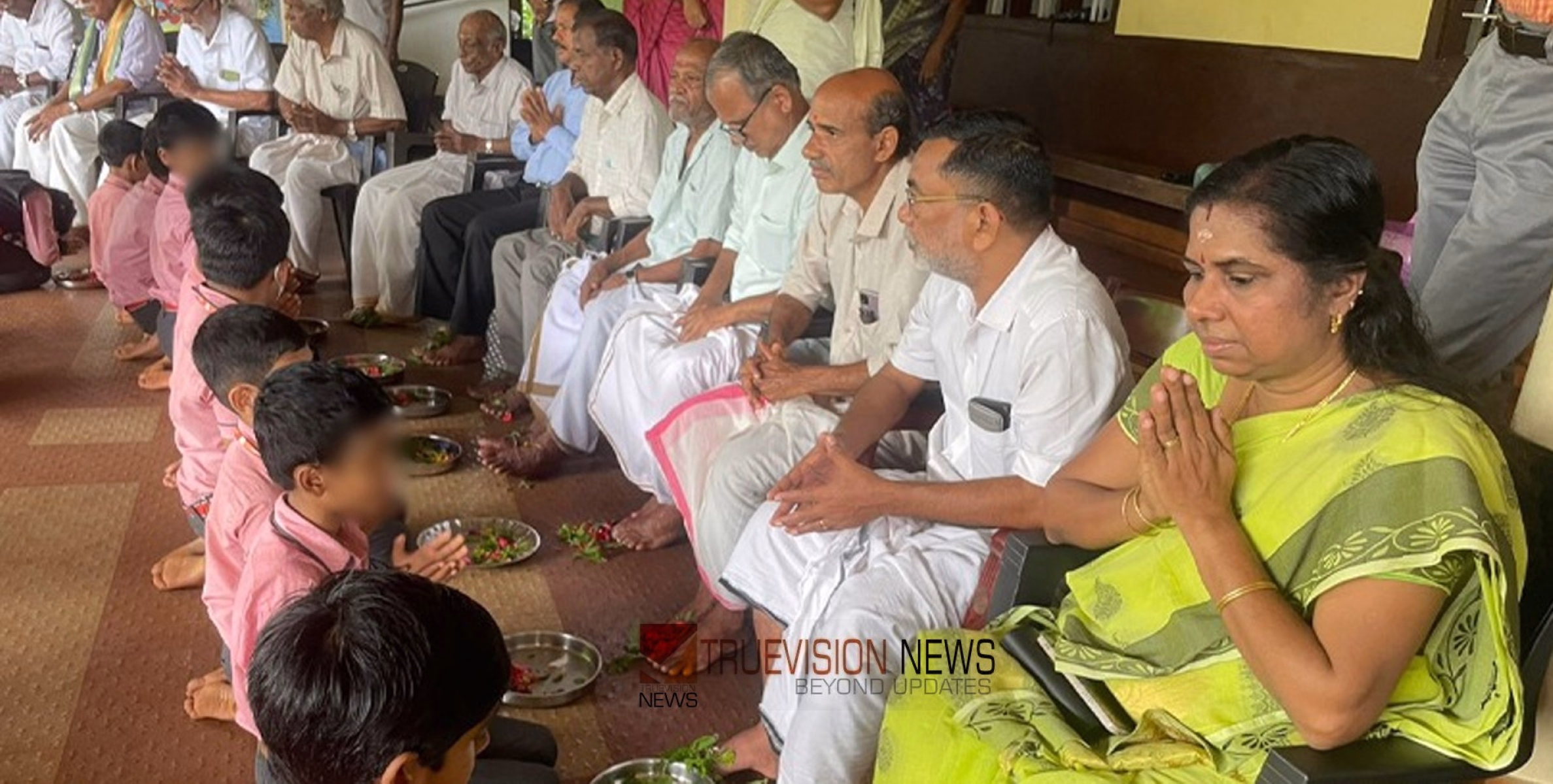 ഇത് ഏത് കാലം...? മുട്ട് കുത്തി ഇരുത്തി വിദ്യാർത്ഥികളെക്കൊണ്ട് അധ്യാപകരുടെ പാദപൂജ ചെയ്യിച്ചു; സംഭവത്തിൽ പ്രതിഷേധം ശക്തം 