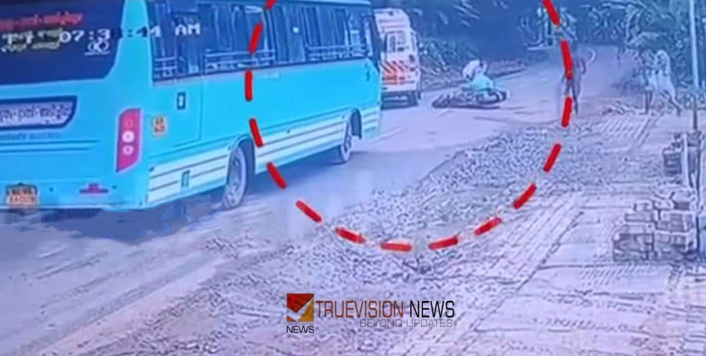 വേ​ഗത്തിൽ ആംബുലൻസ് വരുന്നതുകണ്ട് ഭയന്ന് സ്കൂട്ടറിൽ നിന്നുവീണ യുവാവിന് പരിക്ക്