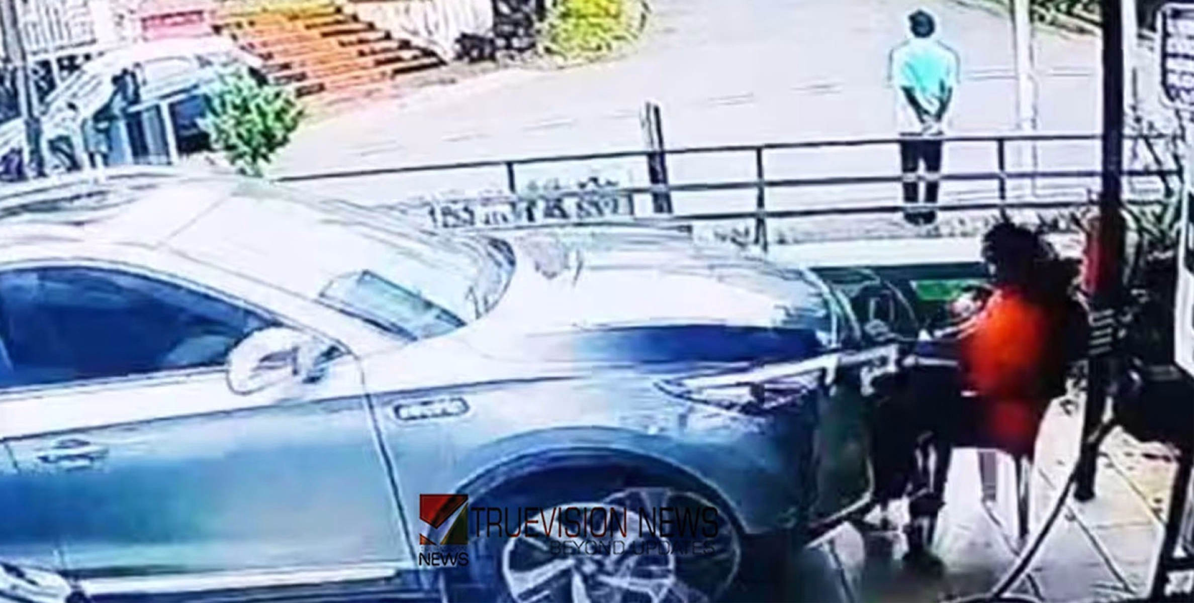 ഇലക്ട്രിക് ചാര്‍ജിങ് സ്‌റ്റേഷനിലേക്ക് കാര്‍ പാഞ്ഞുകയറി;നാല് വയസ്സുകാരന് ദാരുണാന്ത്യം