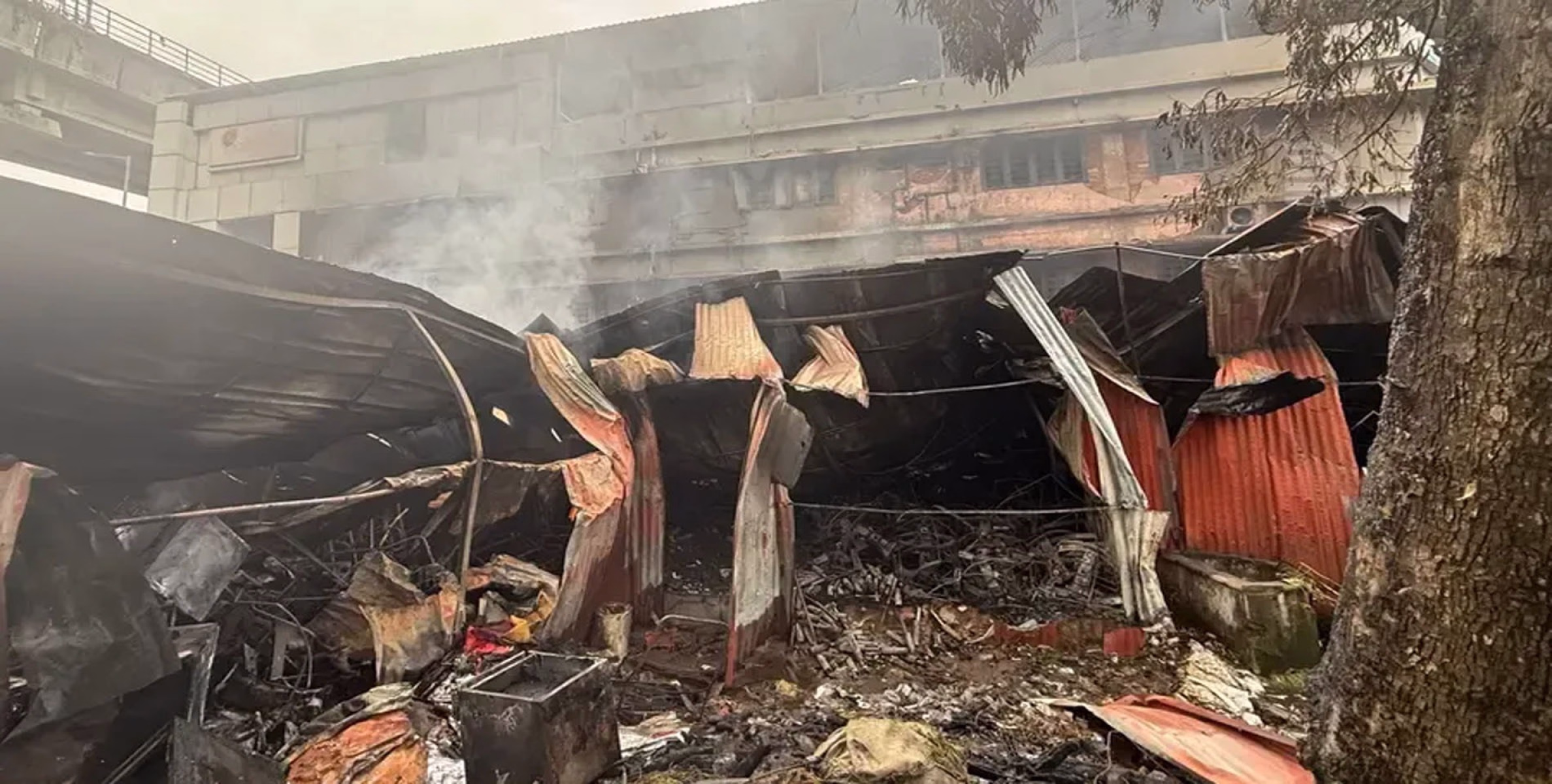  കൊച്ചി ന​ഗരത്തിൽ വ്യാപാരസ്ഥാപനത്തിന് തീപിടിച്ചു  