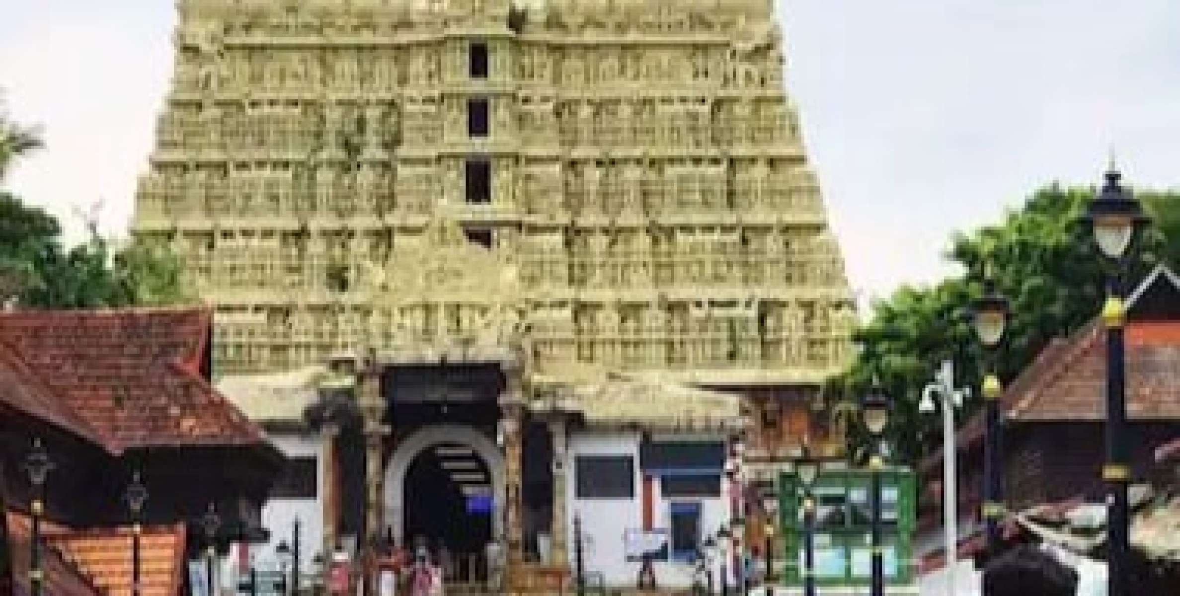 പത്മനാഭസ്വാമി ക്ഷേത്രത്തിൽ പൊലീസ് ഉദ്യോഗസ്ഥന്റെ തോക്കിൽ നിന്നും അബദ്ധത്തിൽ വെടി പൊട്ടി.