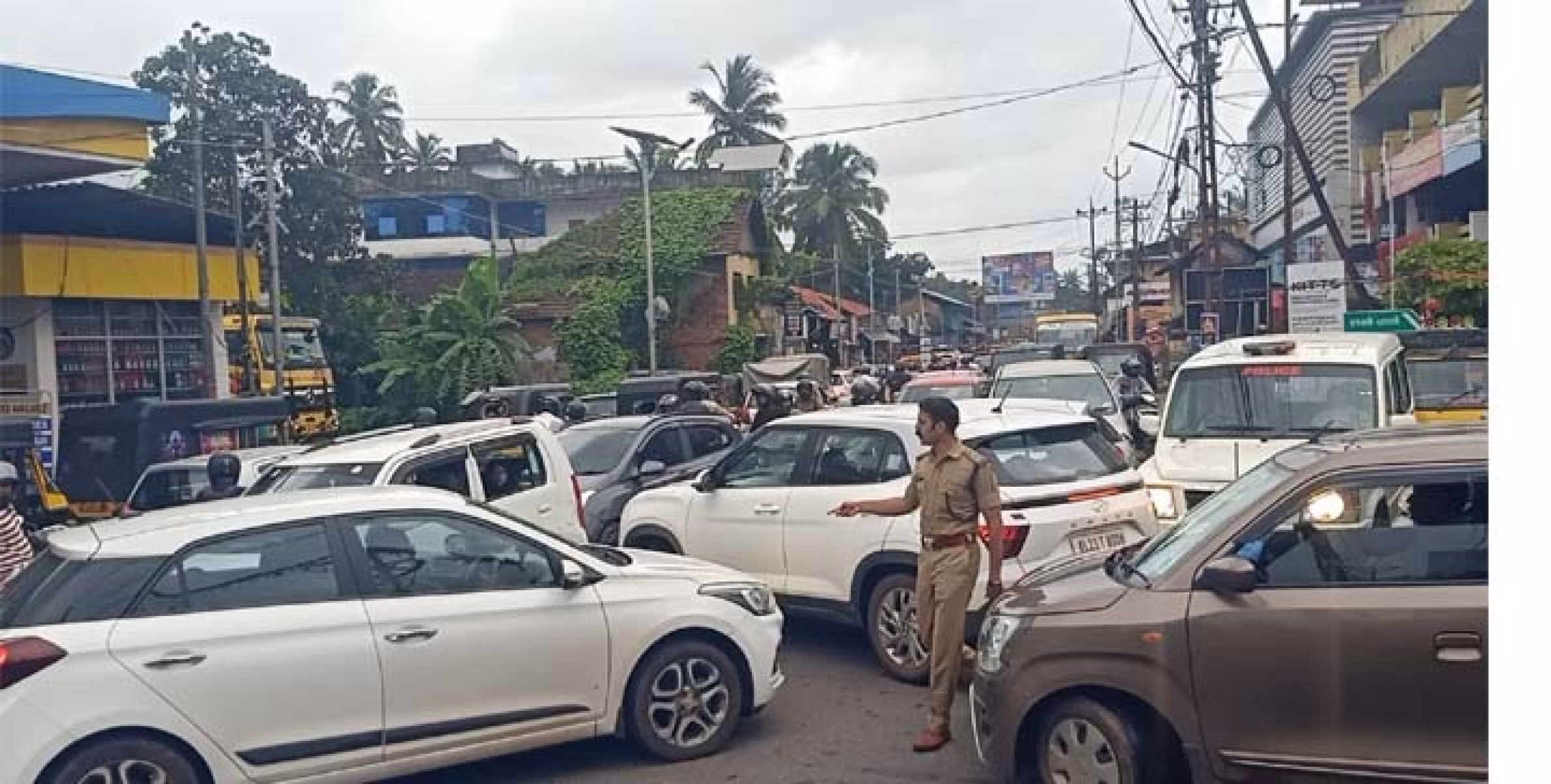 'അതിർത്തി' കാര്യമാക്കാതെ തലശേരിയിൽ  ഗതാഗതക്കുരുക്ക് അഴിച്ച്  ന്യൂമാഹി ഇൻസ്പക്ടർ  ബിനുമോഹൻ ; സമൂഹമാധ്യമങ്ങളിൽ കൈയ്യടി