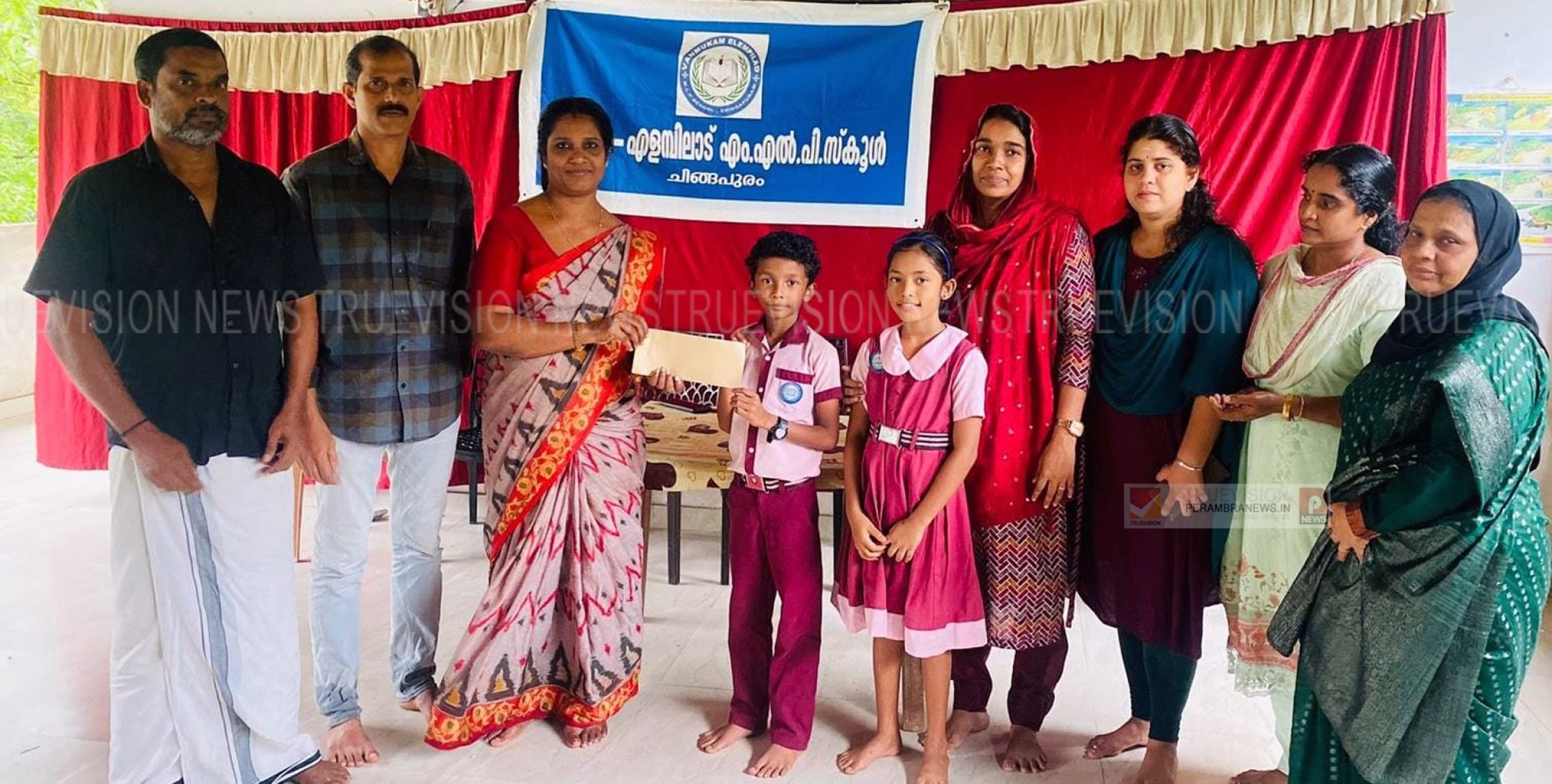 നല്ലപാഠം അവാര്‍ഡ് തുക ശരത്ത് ചികിത്സാ സഹായ കമ്മിറ്റിക്ക് കൈമാറി വന്മുകം-എളമ്പിലാട് എം.എല്‍.പി.സ്‌കൂള്‍