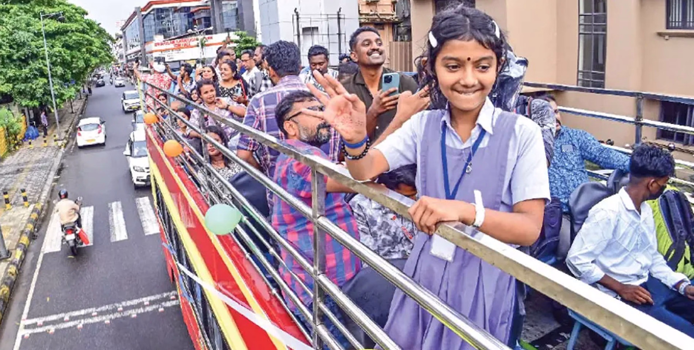 ഓപ്പൺ ഡബിൾ ഡെക്കർ ബസിൽനിന്ന്‌ പാട്ടുയർന്നു ; ചാറ്റൽമഴയെ വകവയ്ക്കാതെ യാത്രക്കാർ 
