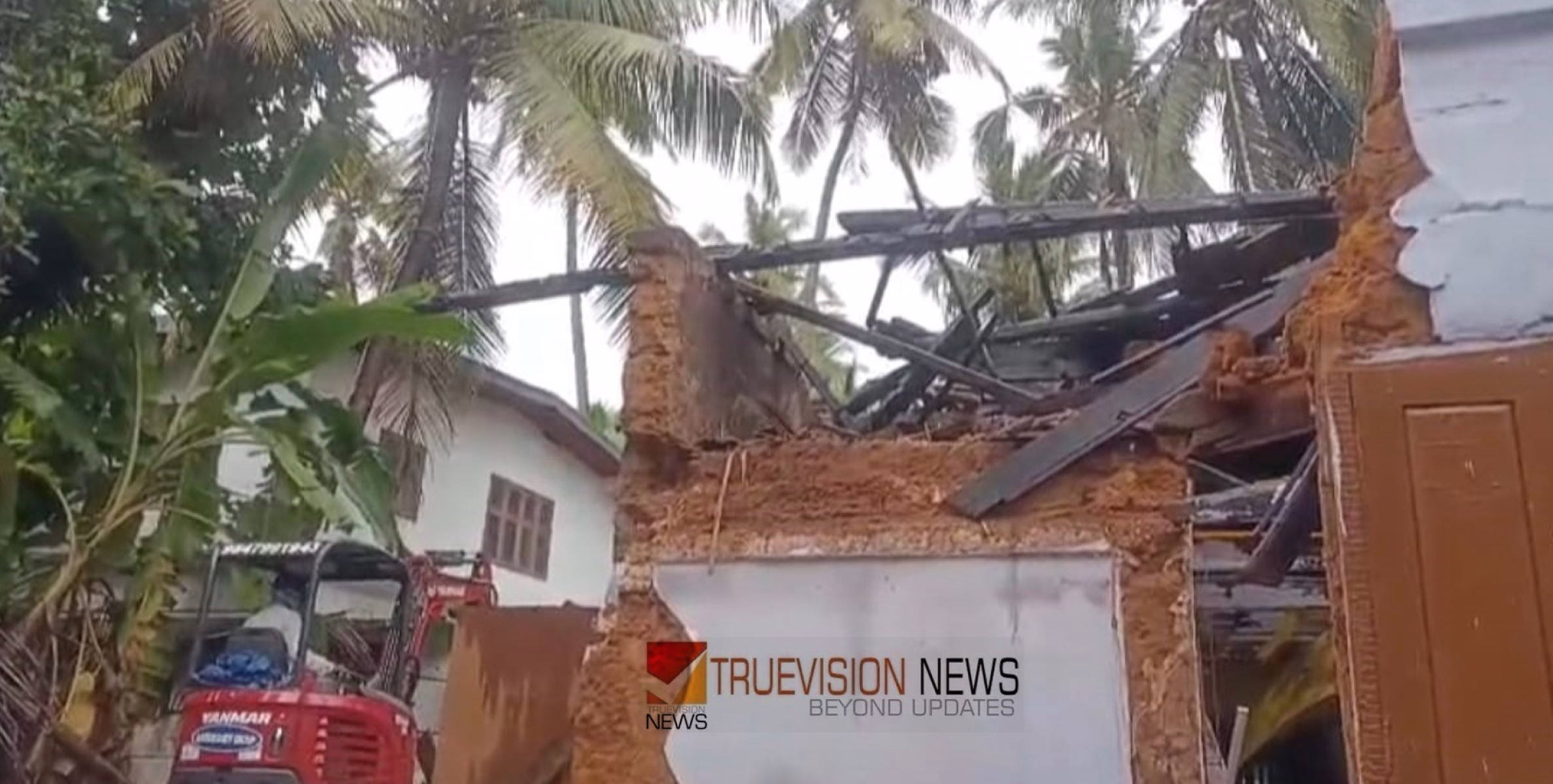 കണ്ണൂർ തലശ്ശേരിയിൽ വീടിന്റെ മേൽക്കൂര തകർന്ന് വീണ് അപകടം; വിളക്ക് കൊളുത്താനെത്തിയ ആൾക്ക് പരിക്ക്