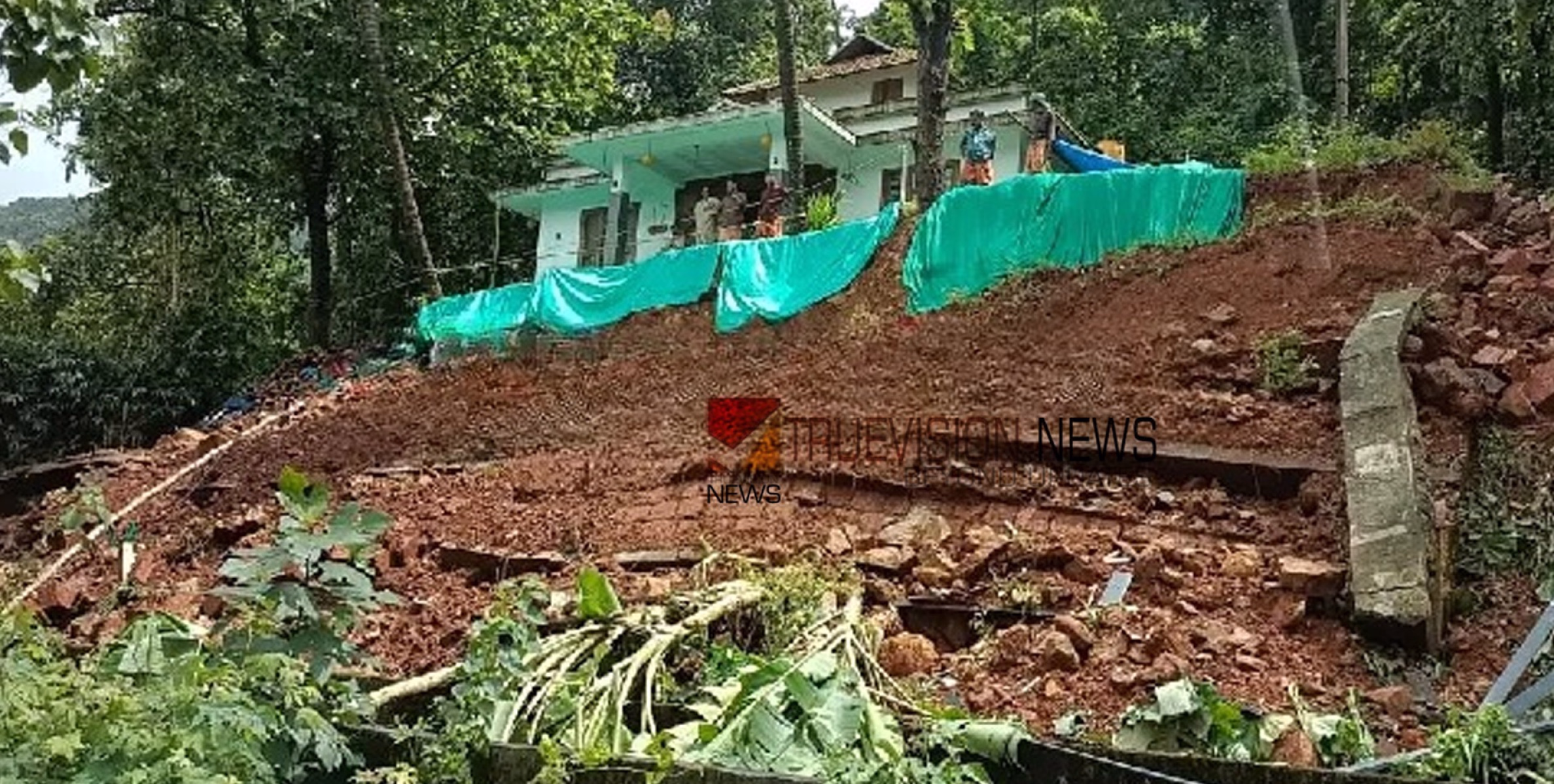 കനത്ത മഴ; ഓടേരിപൊയിലിൽ വീട്ടുമുറ്റവും സംരക്ഷണമതിലും ഇടിഞ്ഞ് താഴ്ന്നു 