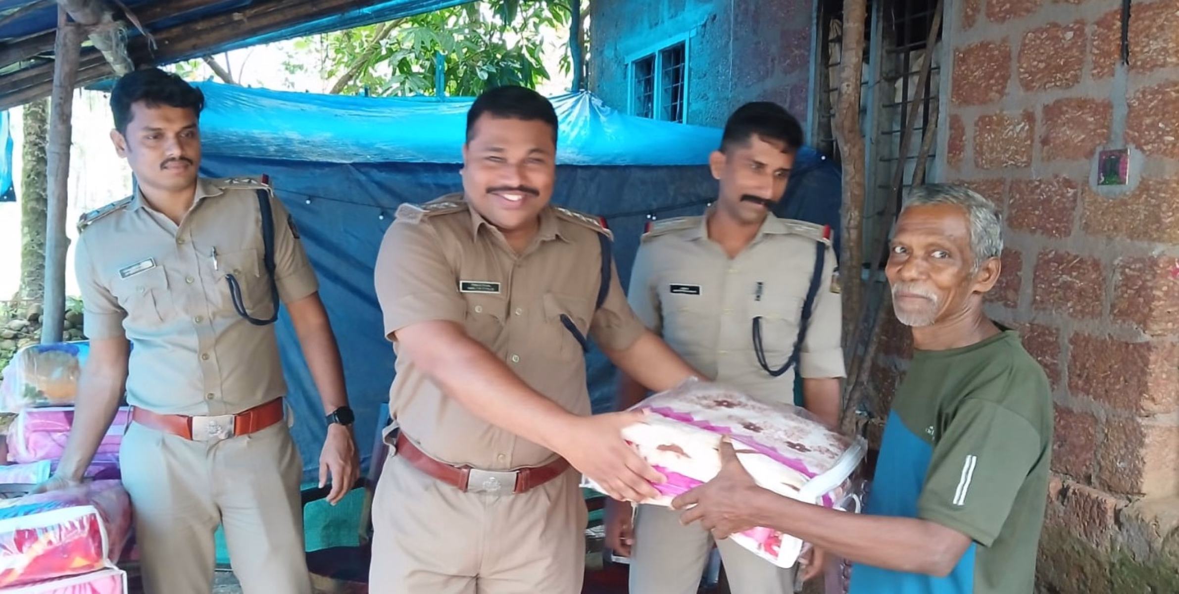 കേളകം പോലീസിന്റെ ആഭിമുഖ്യത്തിൽ കേളകം വാളുമുക്ക് ഉന്നതി നിവാസികൾക്ക് ബ്ലാങ്കറ്റ് വിതരണം നടത്തി