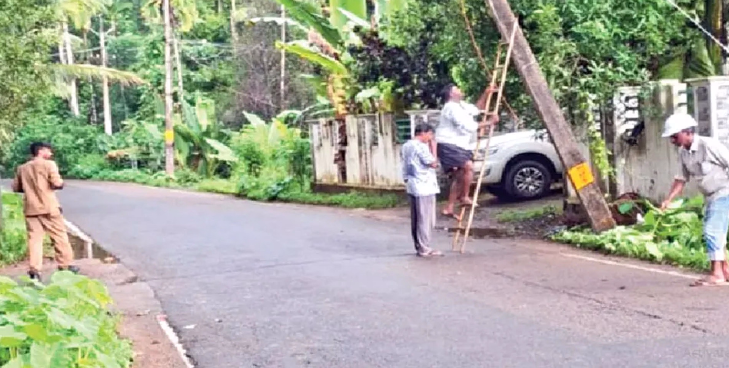 റോഡിലെ അപകടക്കുഴിയിൽവീണ കാർ വൈദ്യുതിത്തൂൺ ഇടിച്ചുതകർത്തു   