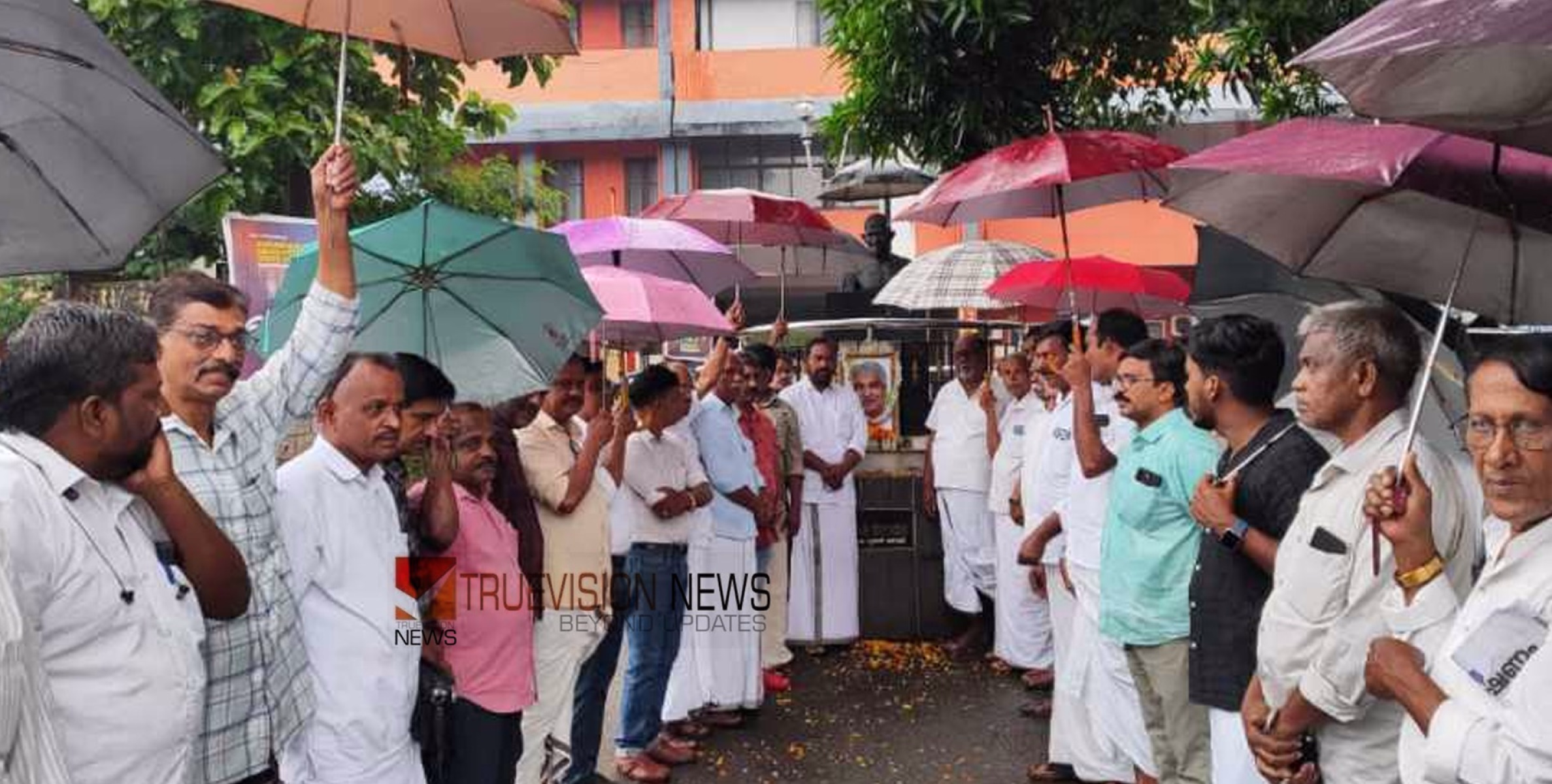 ഓർമ്മയിൽ കുഞ്ഞൂഞ്ഞ്; ഉമ്മൻ ചാണ്ടിയുടെ സ്മരണയിൽ നാട് 