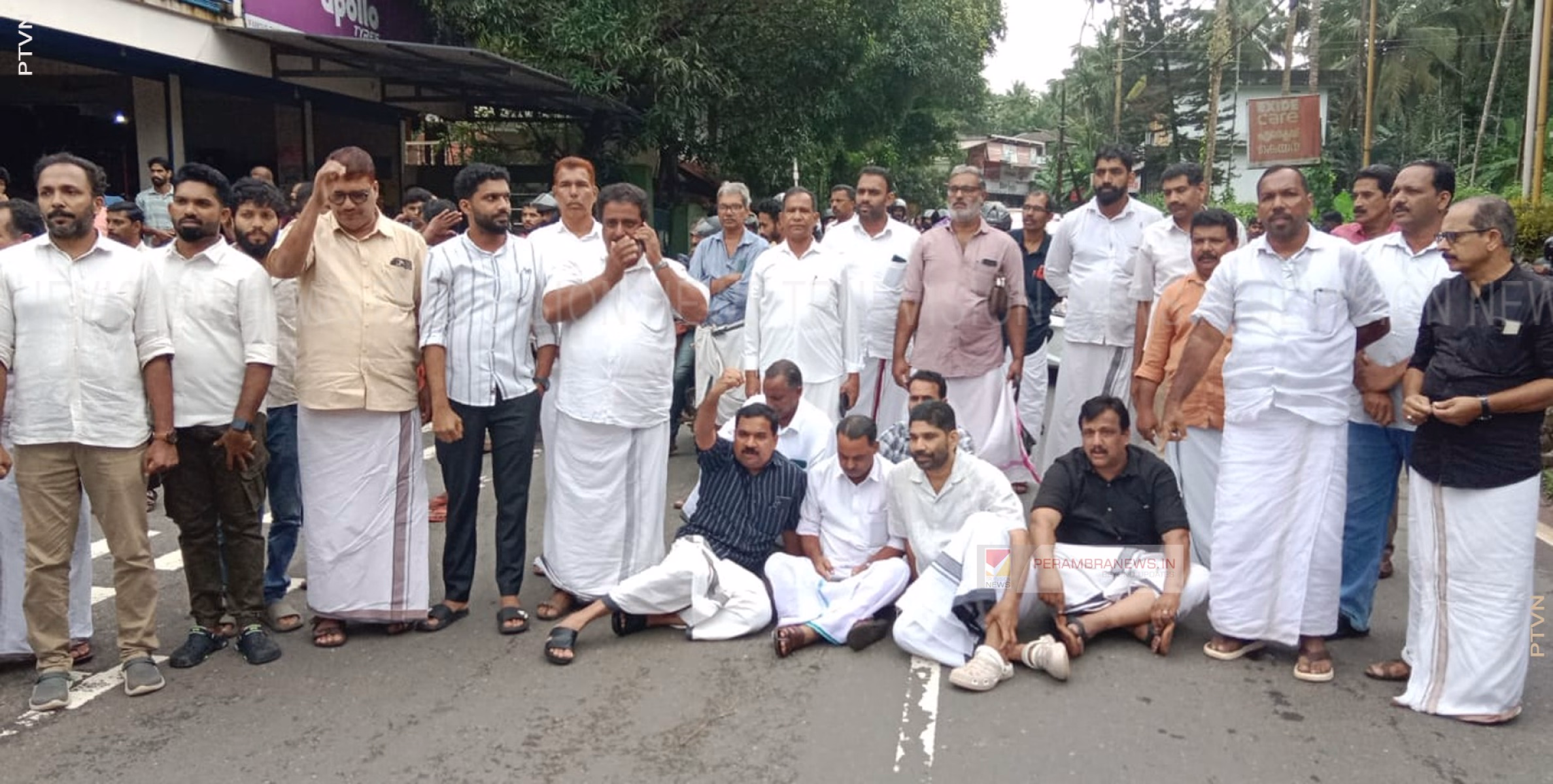 ബസ് അപകടം; പേരാമ്പ്രയില്‍ റോഡ് ഉപരോധിക്കുന്നു