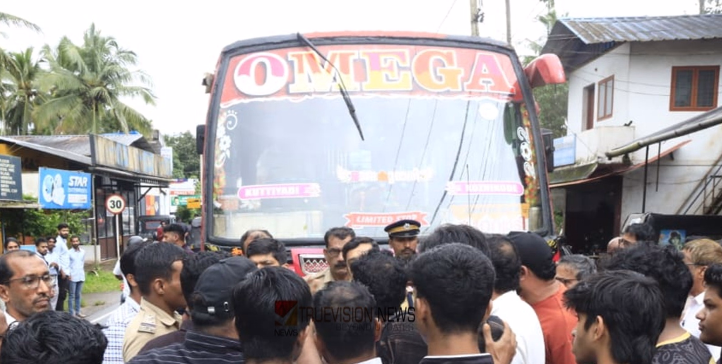 പ്രതിഷേധത്തിന് ഇറങ്ങും; കുറ്റ്യാടി കോഴിക്കോട് റൂട്ടിലോടുന്ന സ്വകാര്യ ബസ്സുകൾ നാളെ മുതൽ ഡി വൈ എഫ് ഐ തടയും
