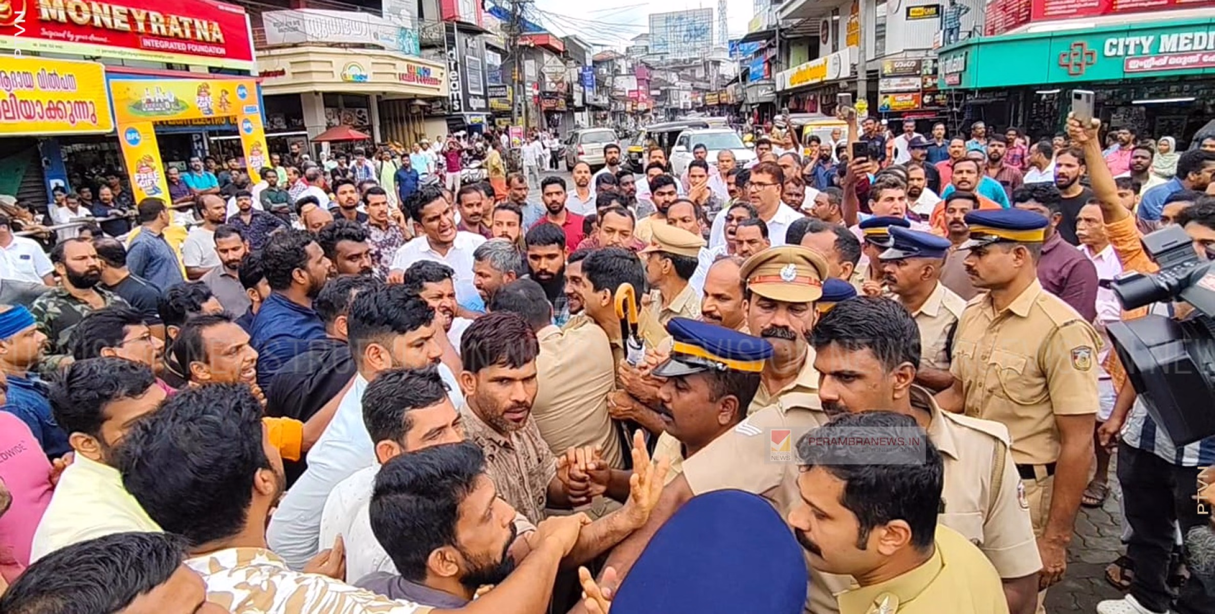 പേരാമ്പ്രയില്‍ ബസ് തടയല്‍ സമരത്തില്‍ സംഘര്‍ഷം