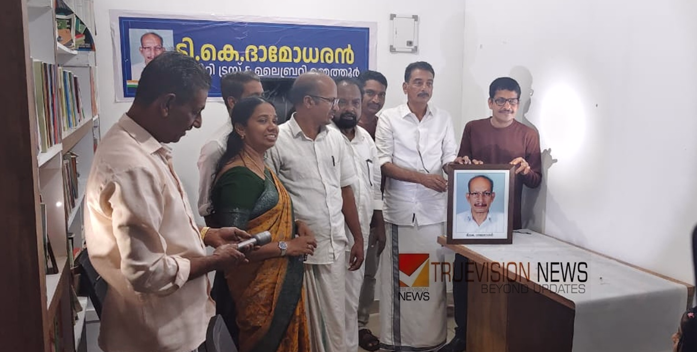ഫോട്ടോ അനാച്ഛാദനം; ടി കെ ദാമോദരൻ്റെ സ്മരണ പുതുക്കി കോൺഗ്രസ് പ്രവർത്തകർ