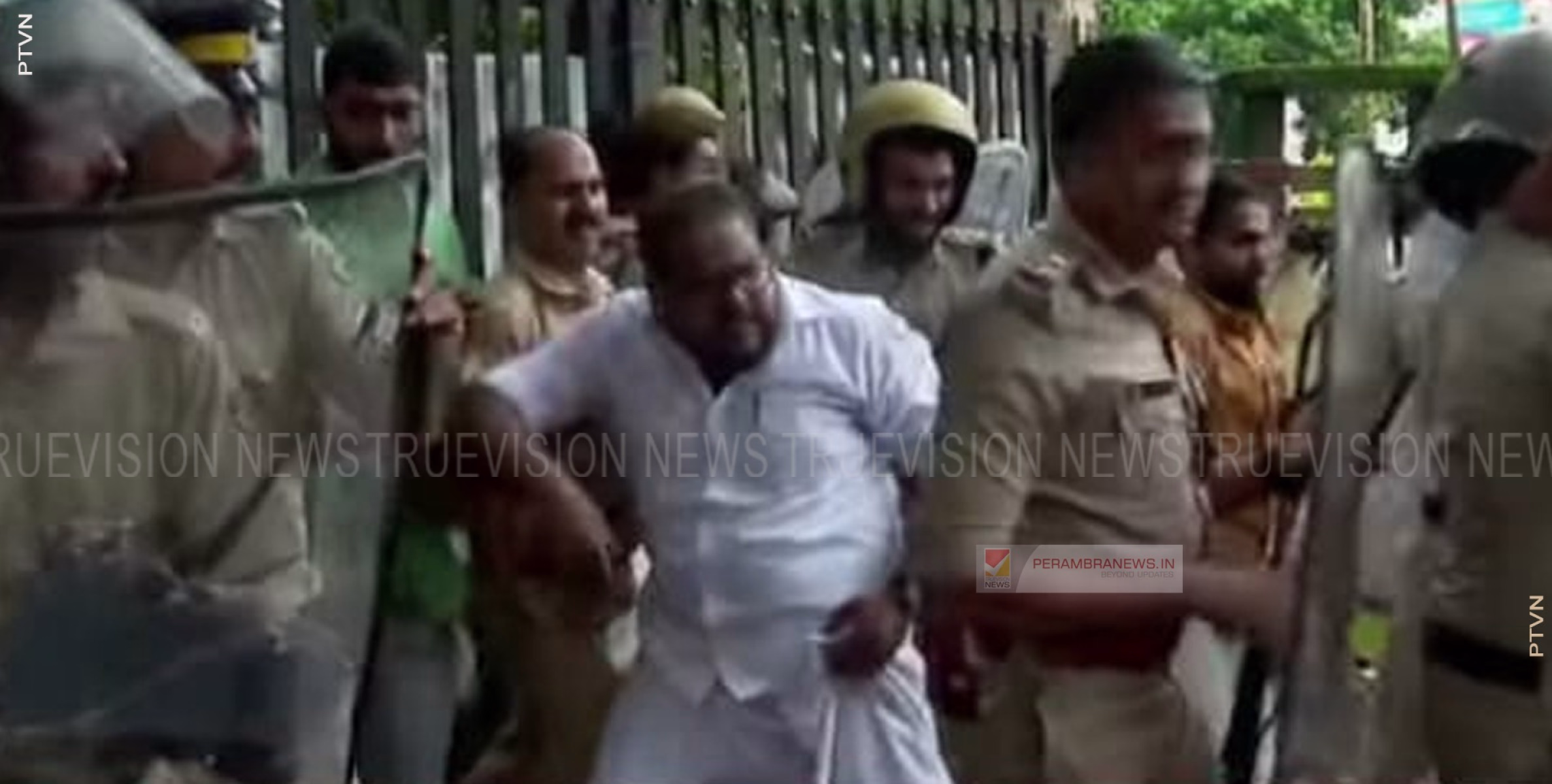 ആര്‍ടി ഓഫീസിന് വാഴവെച്ച് യൂത്ത് കോണ്‍ഗ്രസ് പ്രതിഷേധം