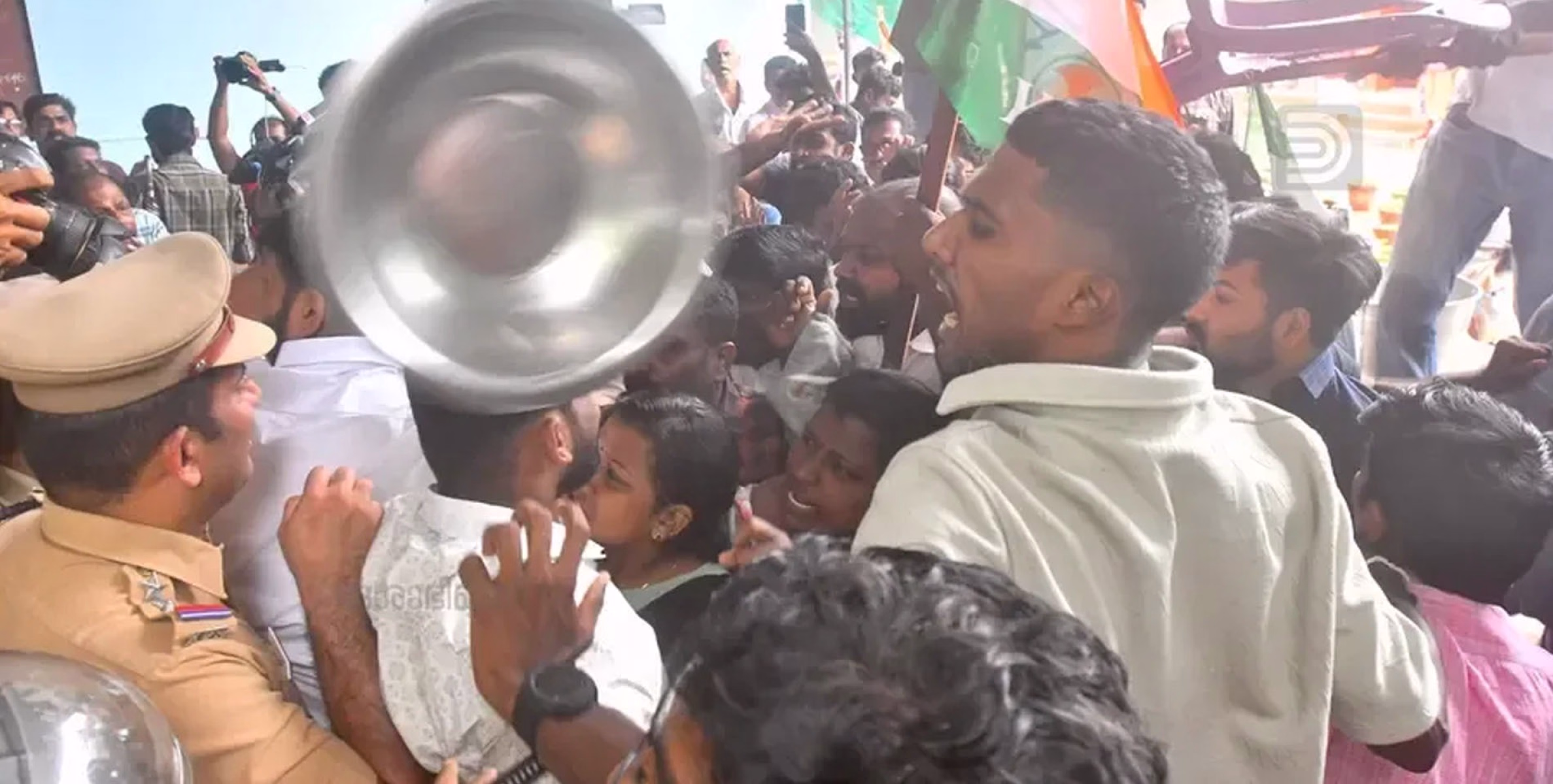  സമരത്തിന്റെ പേരിൽ സ്കൂൾ കുട്ടികളുടെ ഭക്ഷണത്തിൽ മണ്ണുവാരിയിട്ട് യൂത്ത് കോൺ​ഗ്രസ് ക്രൂരത