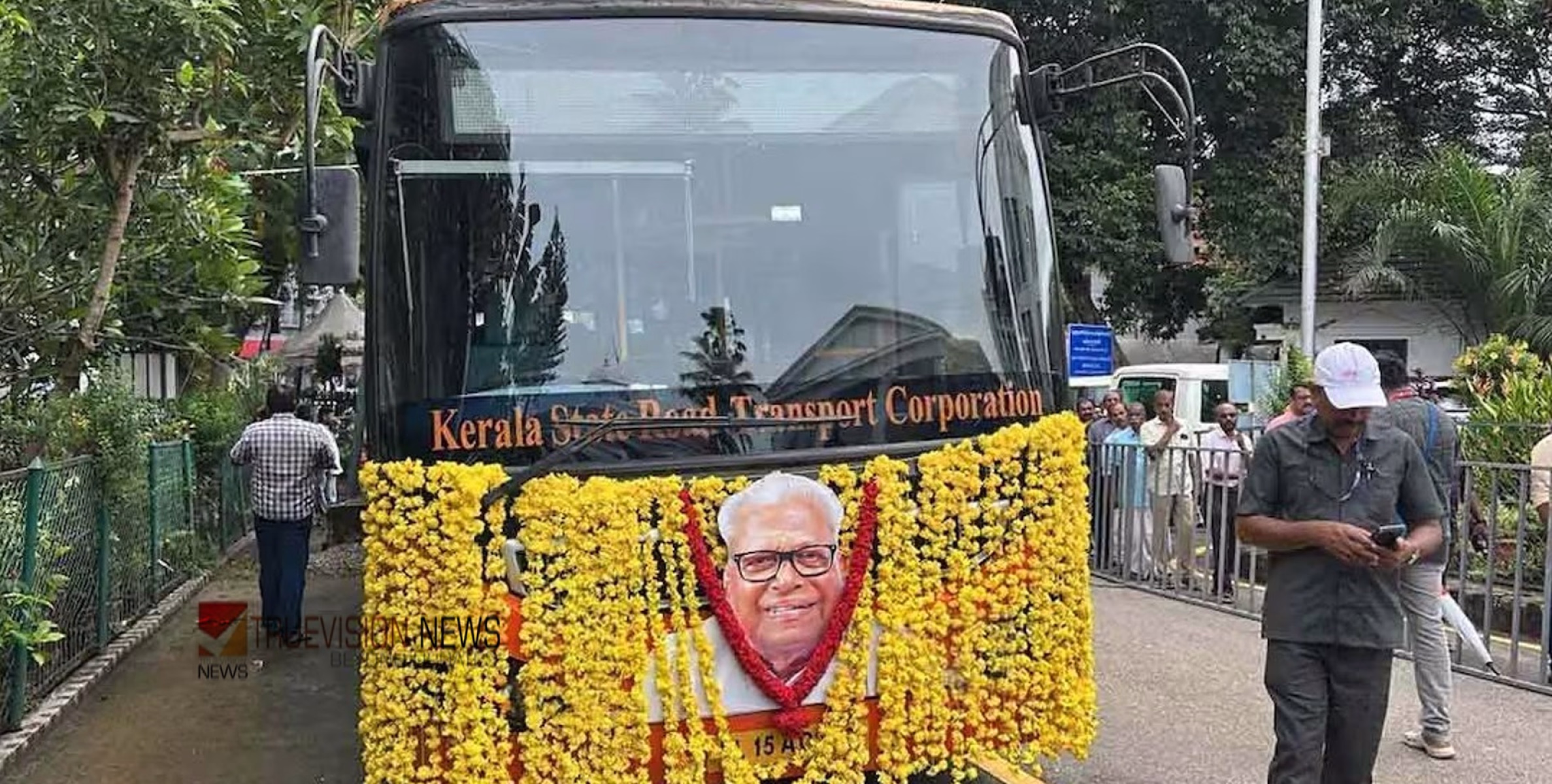 വിഎസിന് യാത്രാമൊഴി.... അന്ത്യാഞ്ജലി അർപ്പിച്ച് തലസ്ഥാനം; വിലാപയാത്ര ആലപ്പുഴയിലേക്ക്